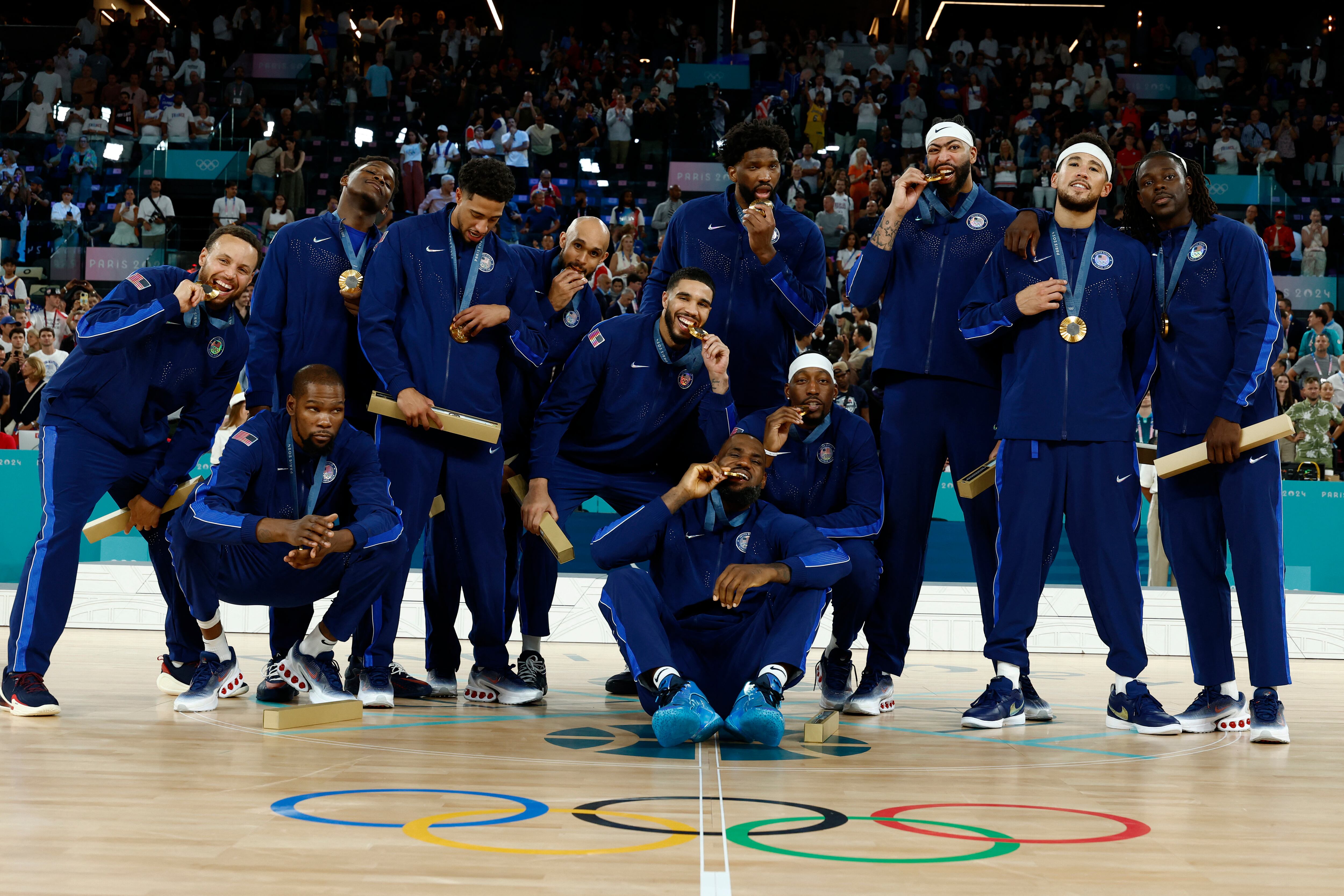 El seleccionado de básquet de los Estados Unidos recibe la medalla de oro en París (REUTERS/Evelyn Hockstein)