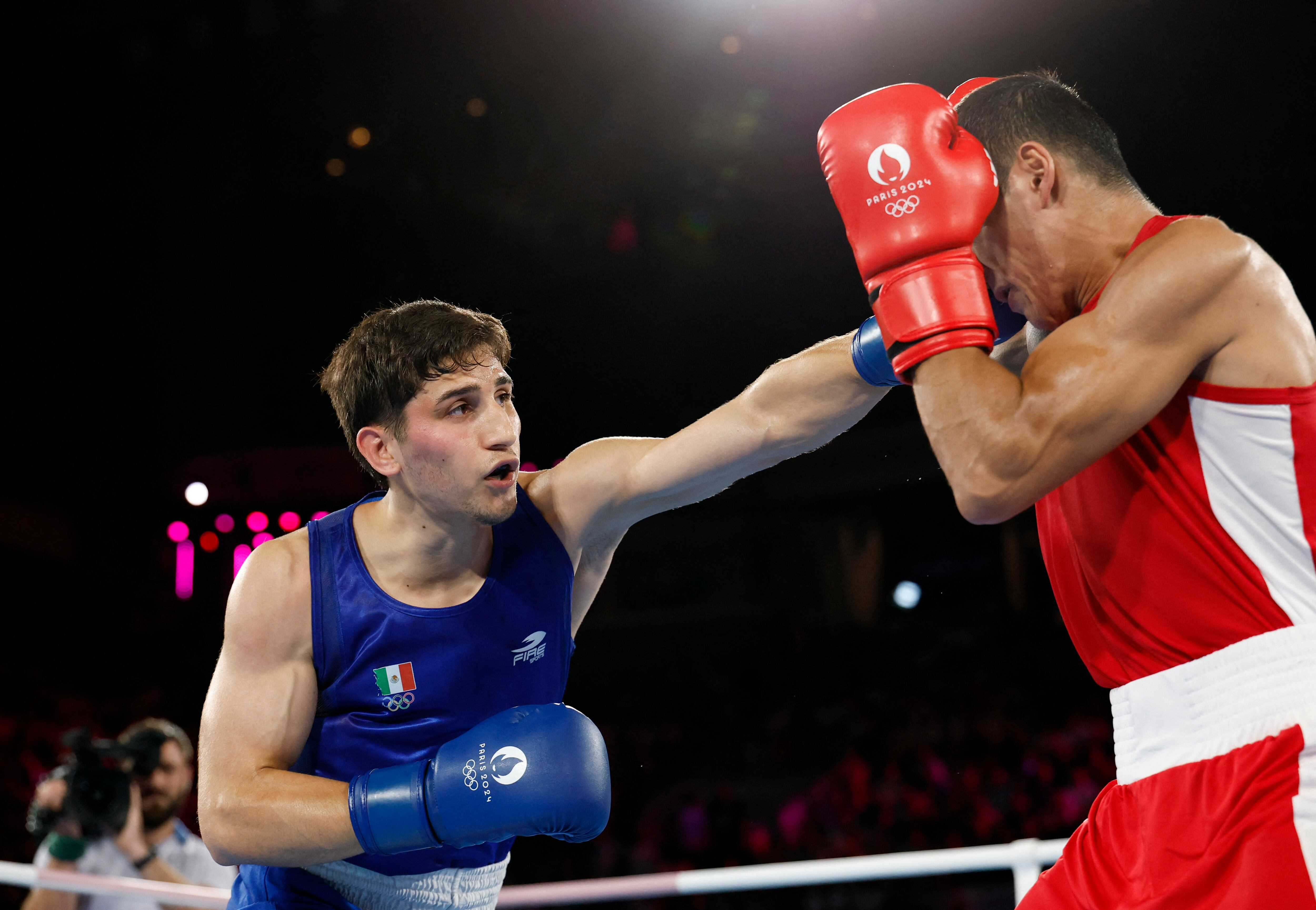 Paris 2024 Olympics - Boxing - Men's 71kg - Final - Roland-Garros Stadium, Paris, France - August 09, 2024. Marco Alonso Verde Alvarez of Mexico in action against Asadkhuja Muydinkhujaev of Uzbekistan. REUTERS/Peter Cziborra