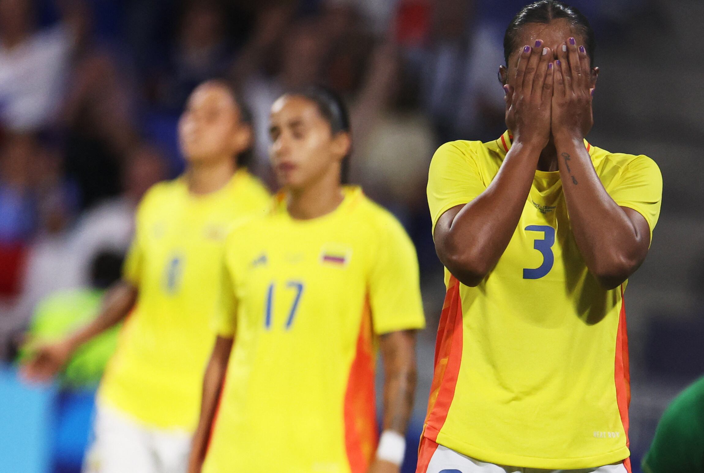 La selección Colombia femenina lamentando la derrota ante Francia en el debut de los Juegos Olímpicos - crédito Nir Elias/REUTERS