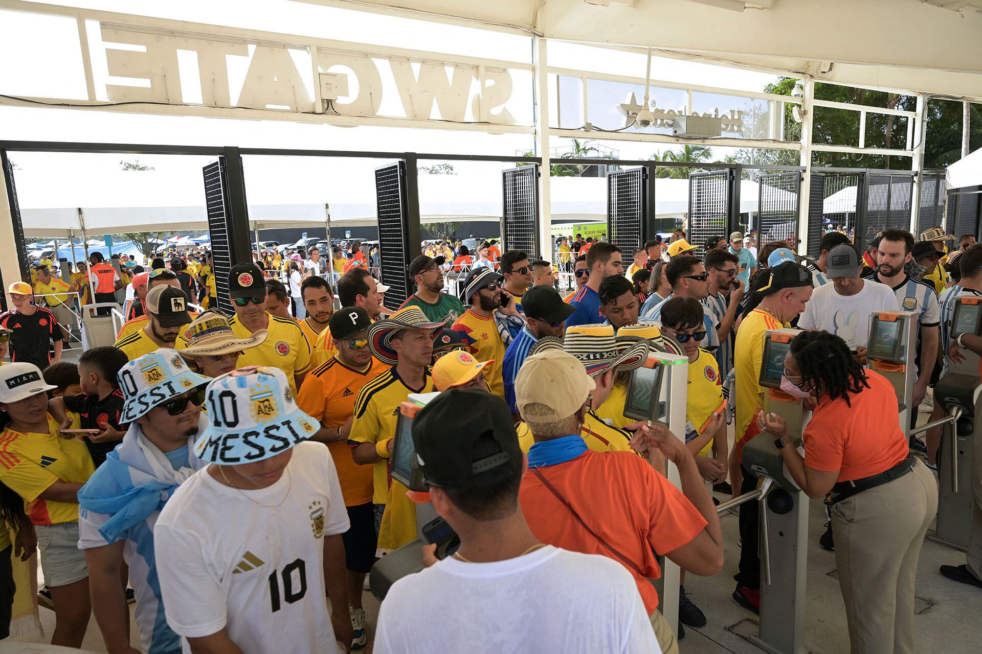 Copa América 2024 - Argentina Colombia -  Se abrieron las puertas del estadio y comenzaron a entrar los hinchas