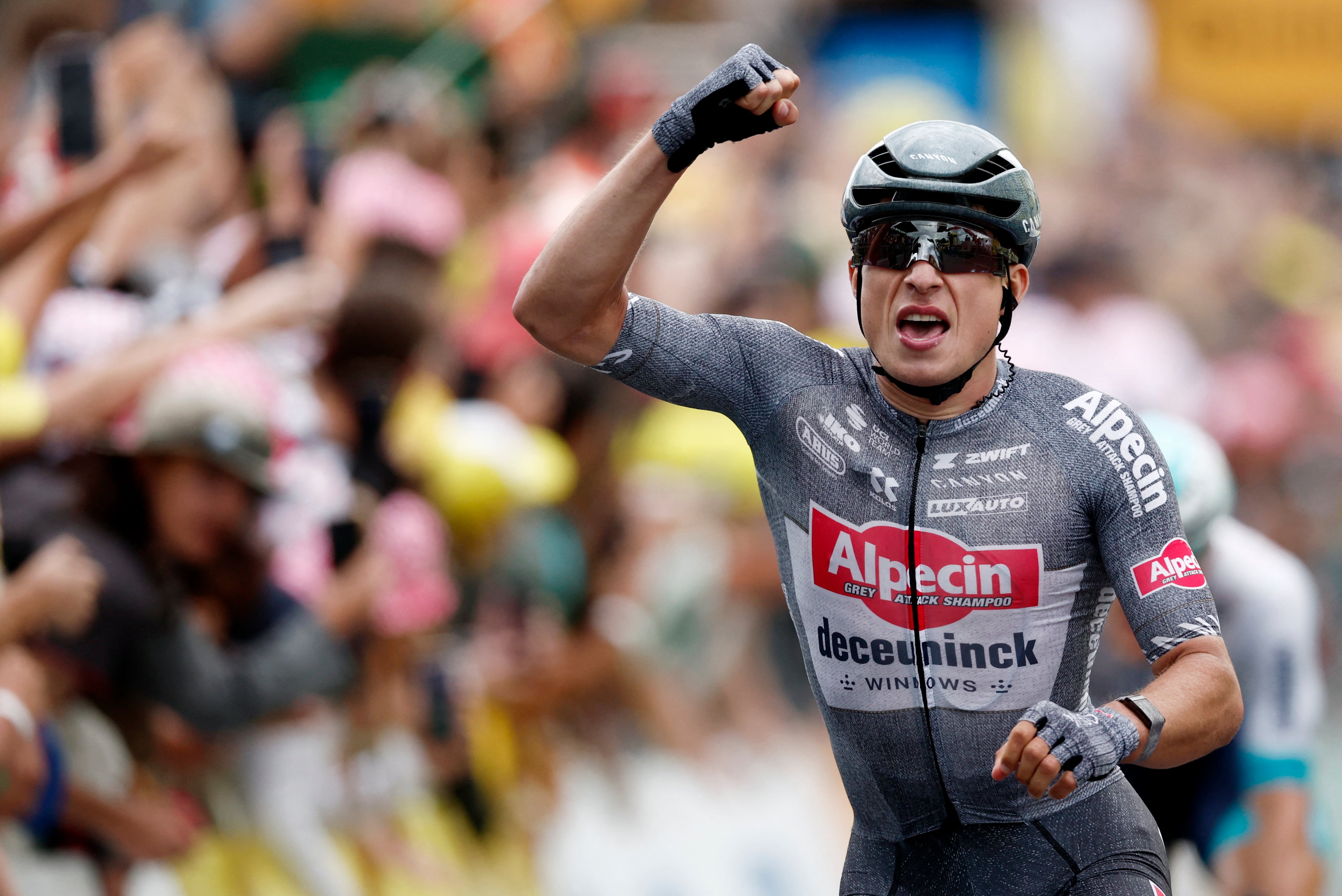 El ciclista belga Jasper Phillipsen del Alpecin - Deceuninck gana la etapa 13 crédito Stephane Mahe / REUTERS 