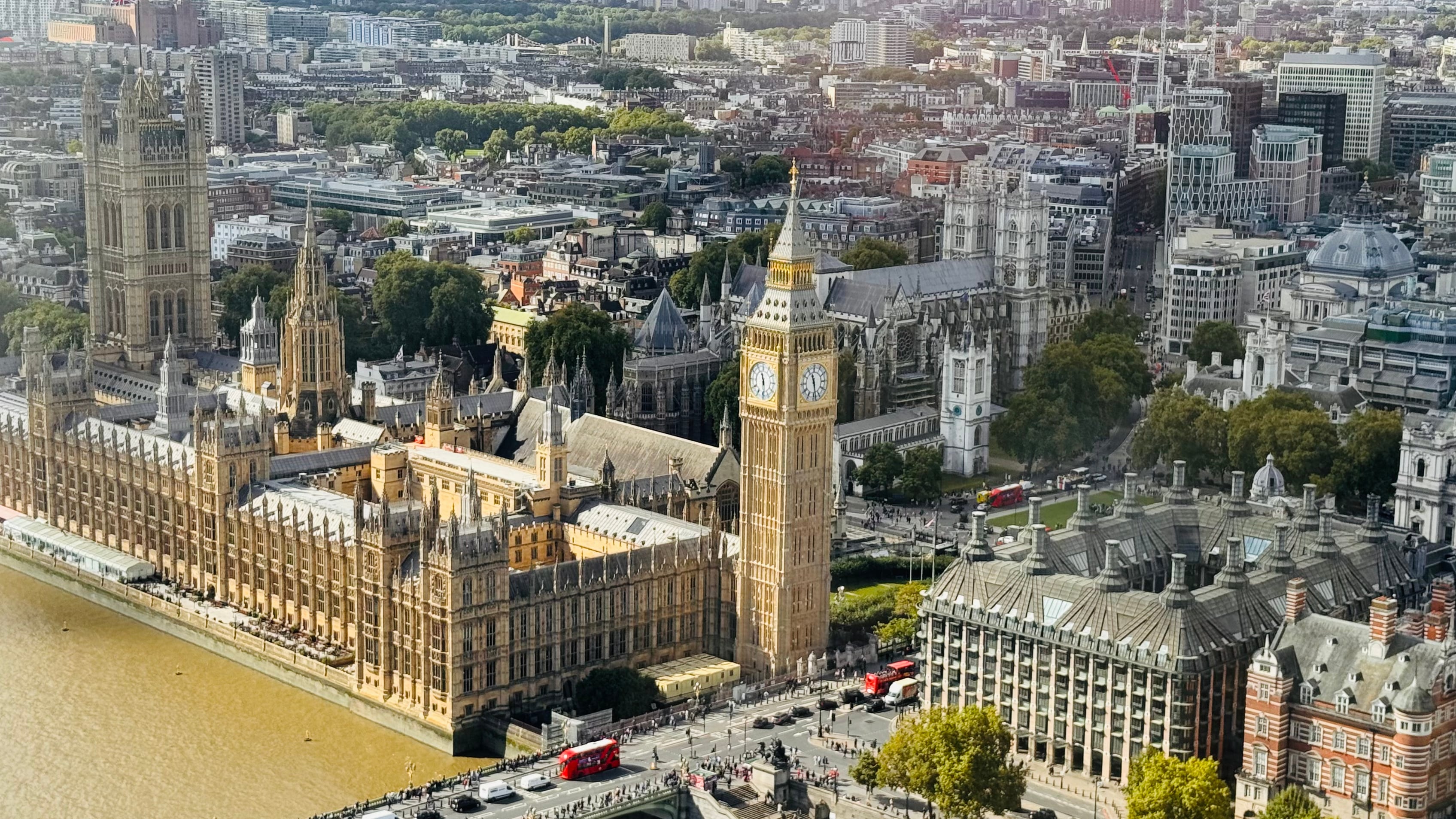 Lugares icónicos de Londres que no pueden faltar en tu visita. La capital del Reino Unido ofrece una rica mezcla de historia, cultura y modernidad. Desde el Tower of London hasta el palacio de Buckingham, un repaso por los rincones que definen esta ciudad única