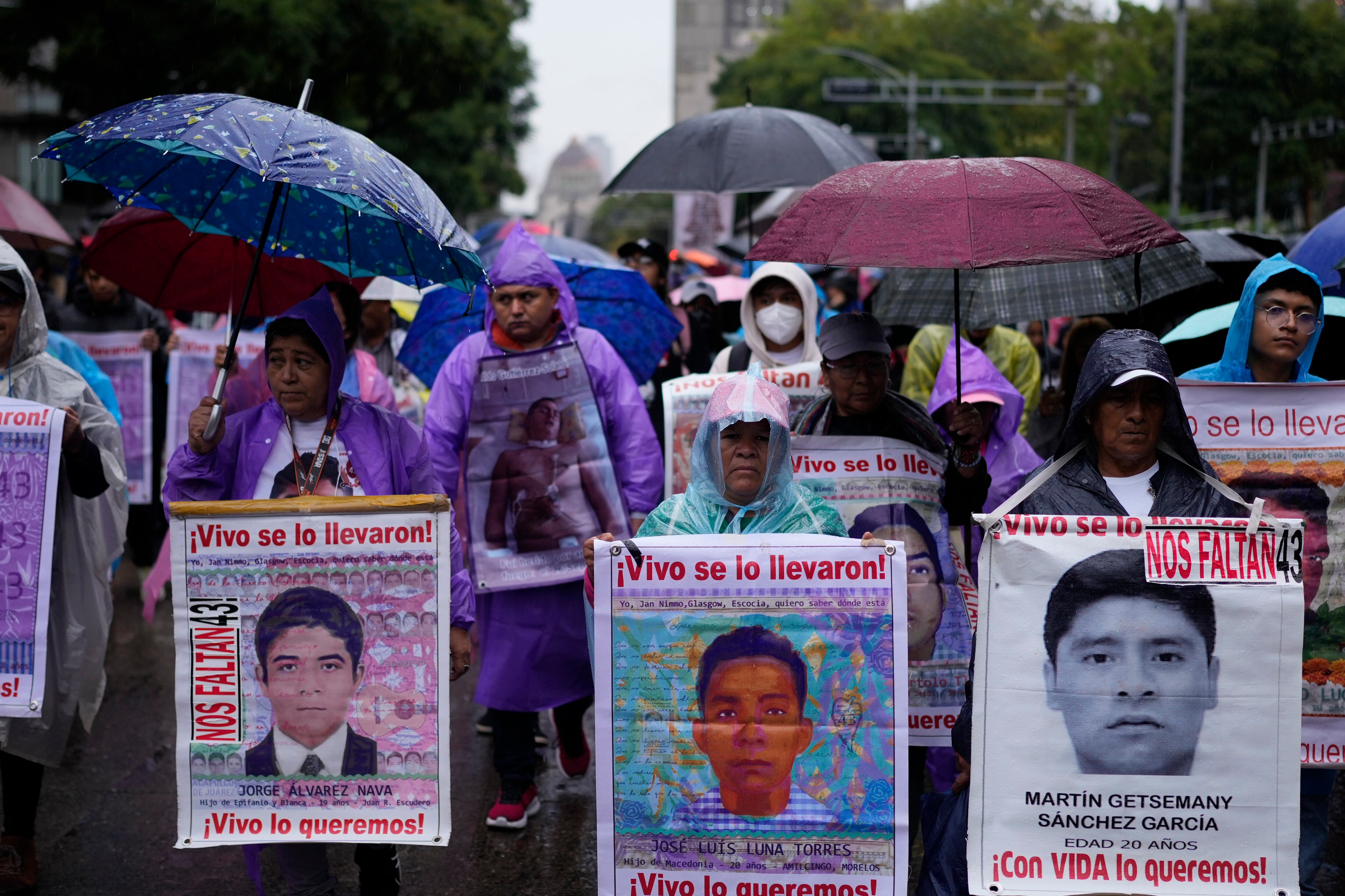 Familiares y amigos participan en una marcha por el 10mo aniversario de la desaparición de 43 estudiantes de la escuela normal rural de Ayotzinapa, el jueves 26 de septiembre de 2024, en Ciudad de México. (AP Foto/Eduardo Verdugo)