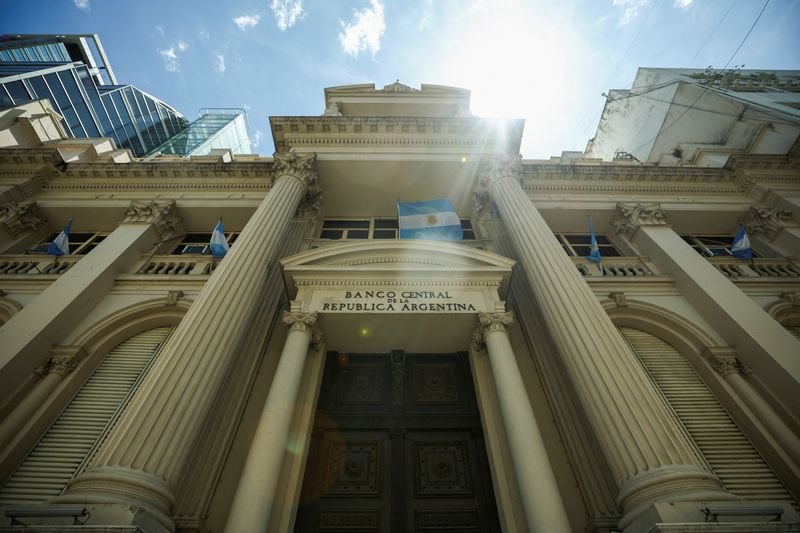 Milei todavía quiere cerrar el banco central. Toda esta incertidumbre tiene costos. Los inversores no quieren invertir dinero en un país donde el sistema monetario y la moneda están en juego. REUTERS/Agustin Marcarian