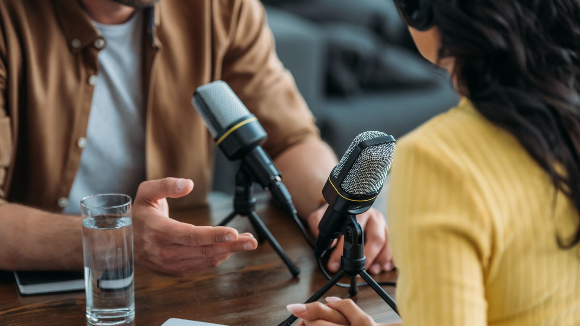 Colombia ocupa el cuarto lugar en Latinoamérica en crecimiento de reproducciones de podcast en vídeo - crédito Shutterstock