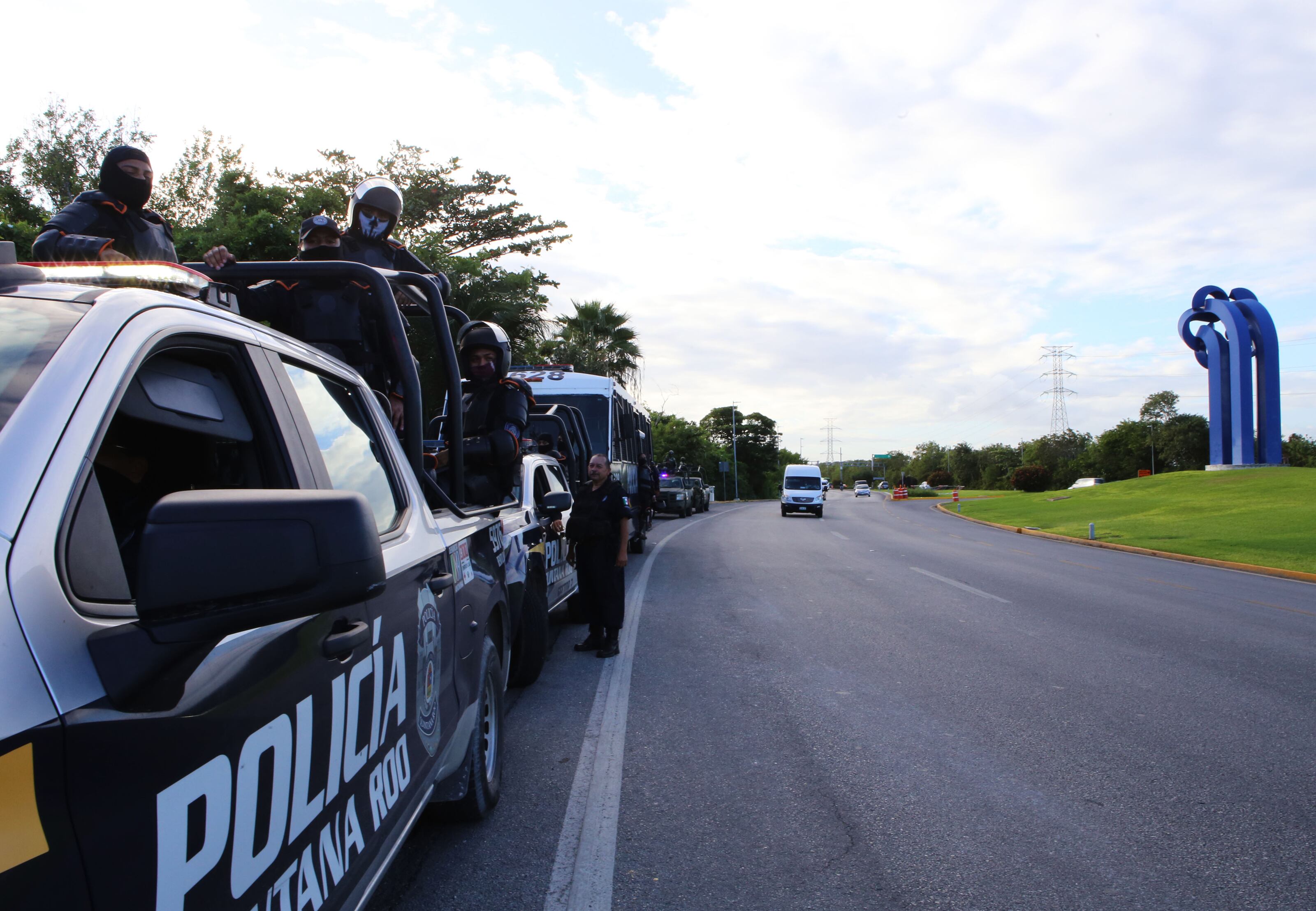 Agentes de la policía realizan rondas en la zona turística de Q.Roo.  EFE/Alonso Cupul
