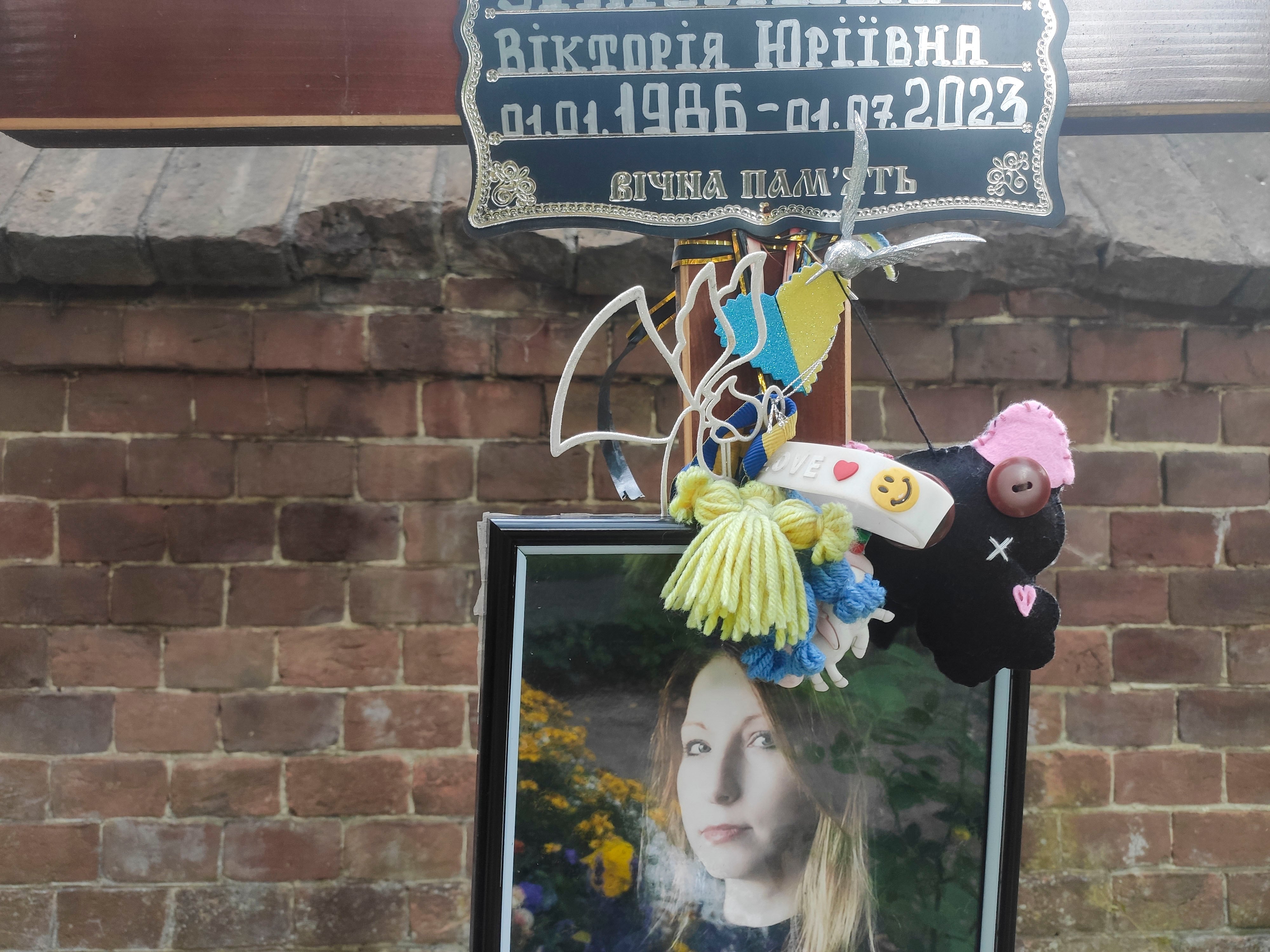 La tumba de Victoria Amelina, que se ubica en el cementerio central de Leópolis, cerca de los lugares donde descansan otros famosos artistas ucranianos. (EFE/ Rostyslav Averchuk)
