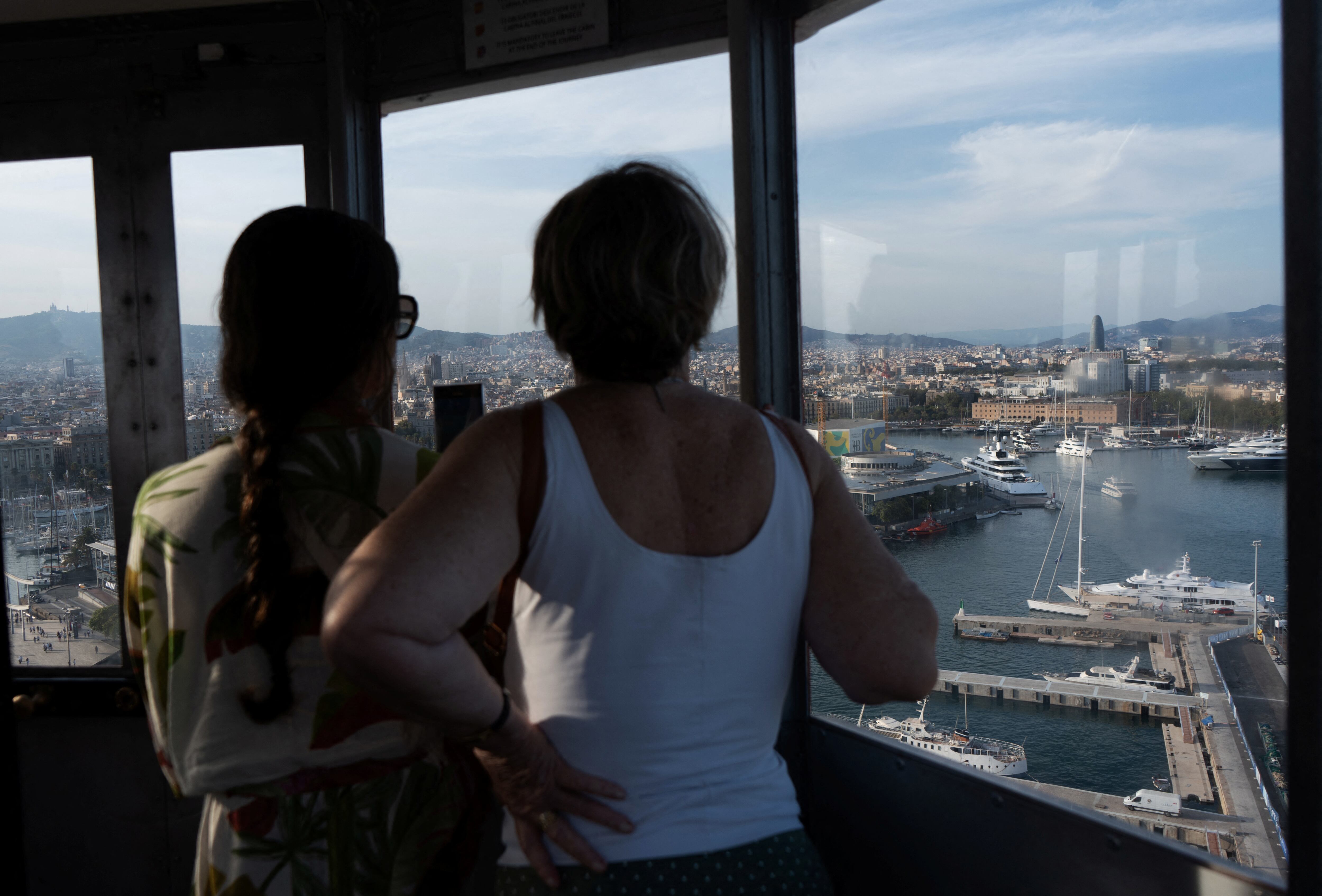 Turistas viajan en el teleférico de Barcelona (REUTERS/Bruna Casas)