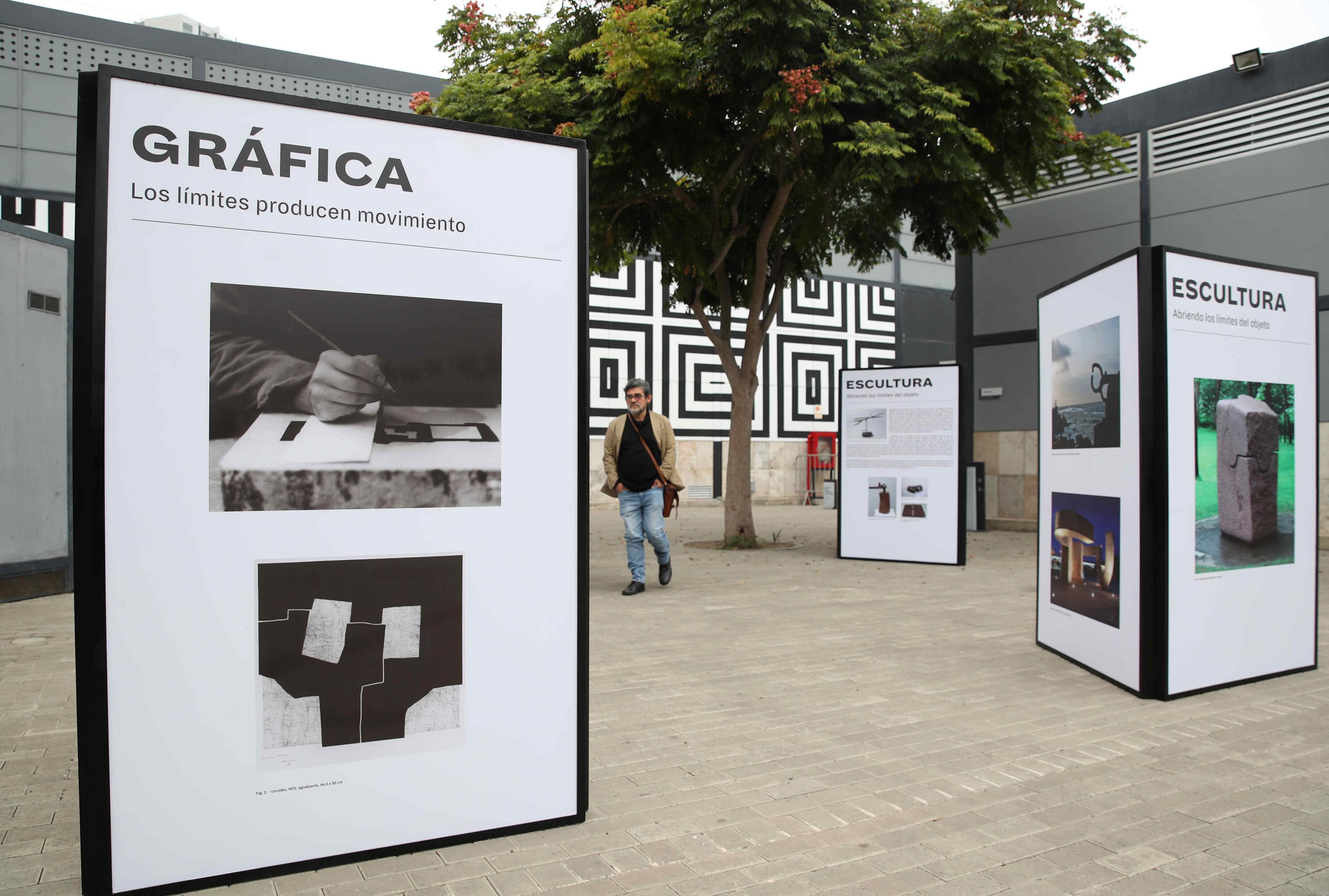 El curador general del Museo de Arte Contemporáneo de Lima (MAC), Augusto del Valle, recorre una exposición didáctica sobre el escultor español Eduardo Chillida este viernes en Lima (Perú). EFE/ Paolo Aguilar
