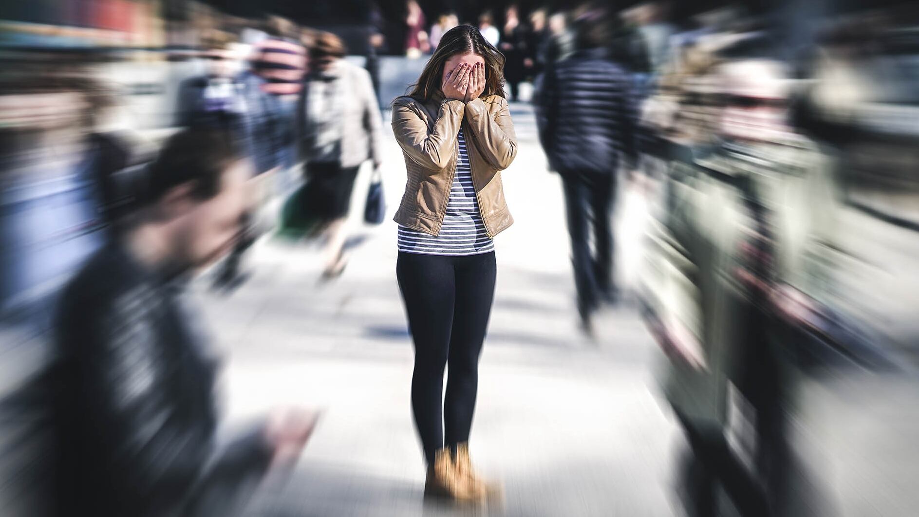 Una chica tiene un ataque de pánico en la calle (Shutterstock)