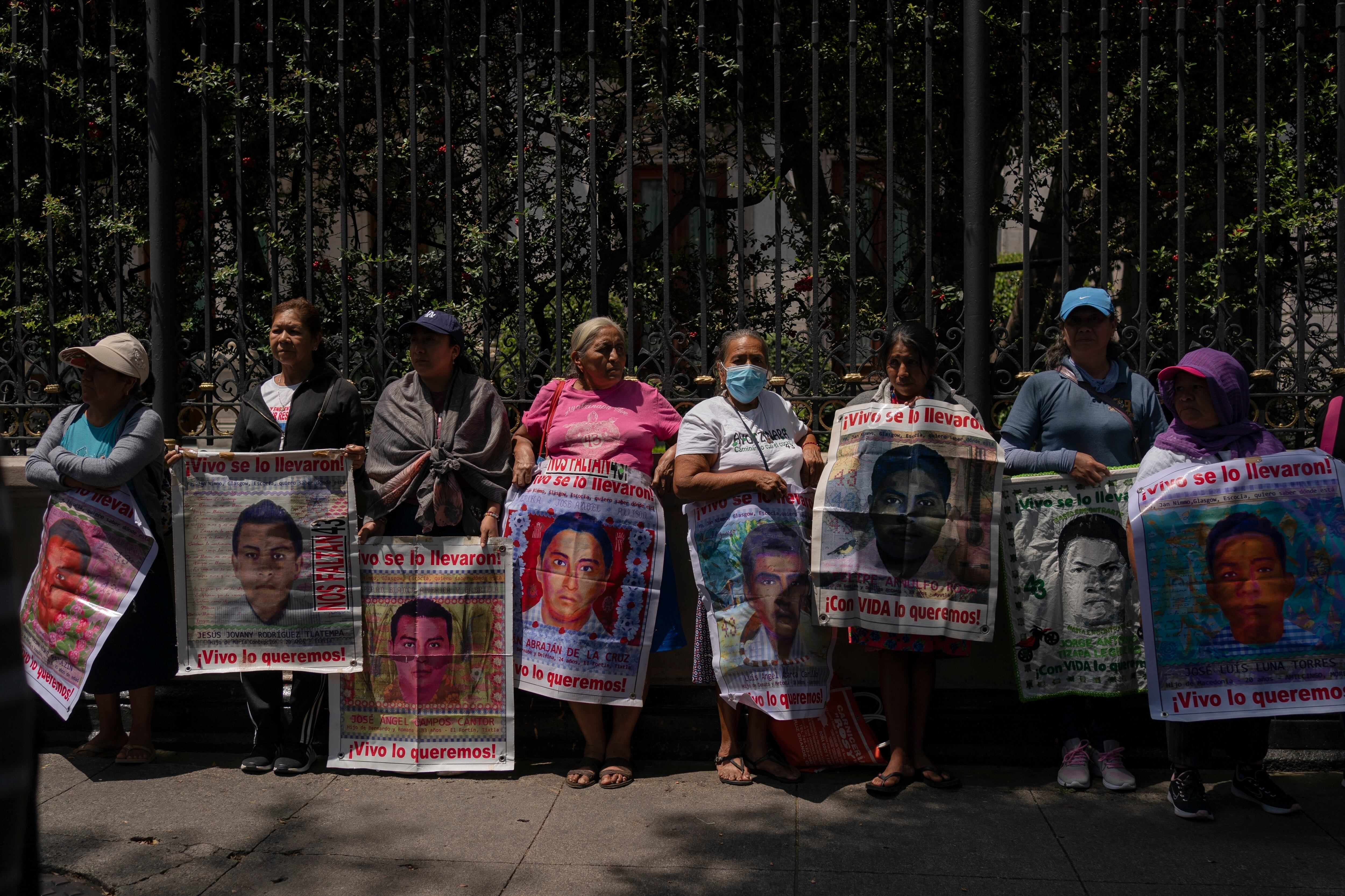 Familiares de los 43 estudiantes desaparecidos de Ayotzinapa protestan frente a la Secretaría de Gobernación en la Ciudad de México, el lunes 23 de septiembre de 2024. El presidente mexicano Andrés Manuel López Obrador exoneró a los militares del crimen a los normalista el miércoles 25 de septiembre de 2024 e insistió en que las acusaciones que vinculan al Ejército con el caso obedecen a “intereses políticos”, tanto del país “como del extranjero”, ajenos a la investigación. (AP Photo/Felix Marquez)