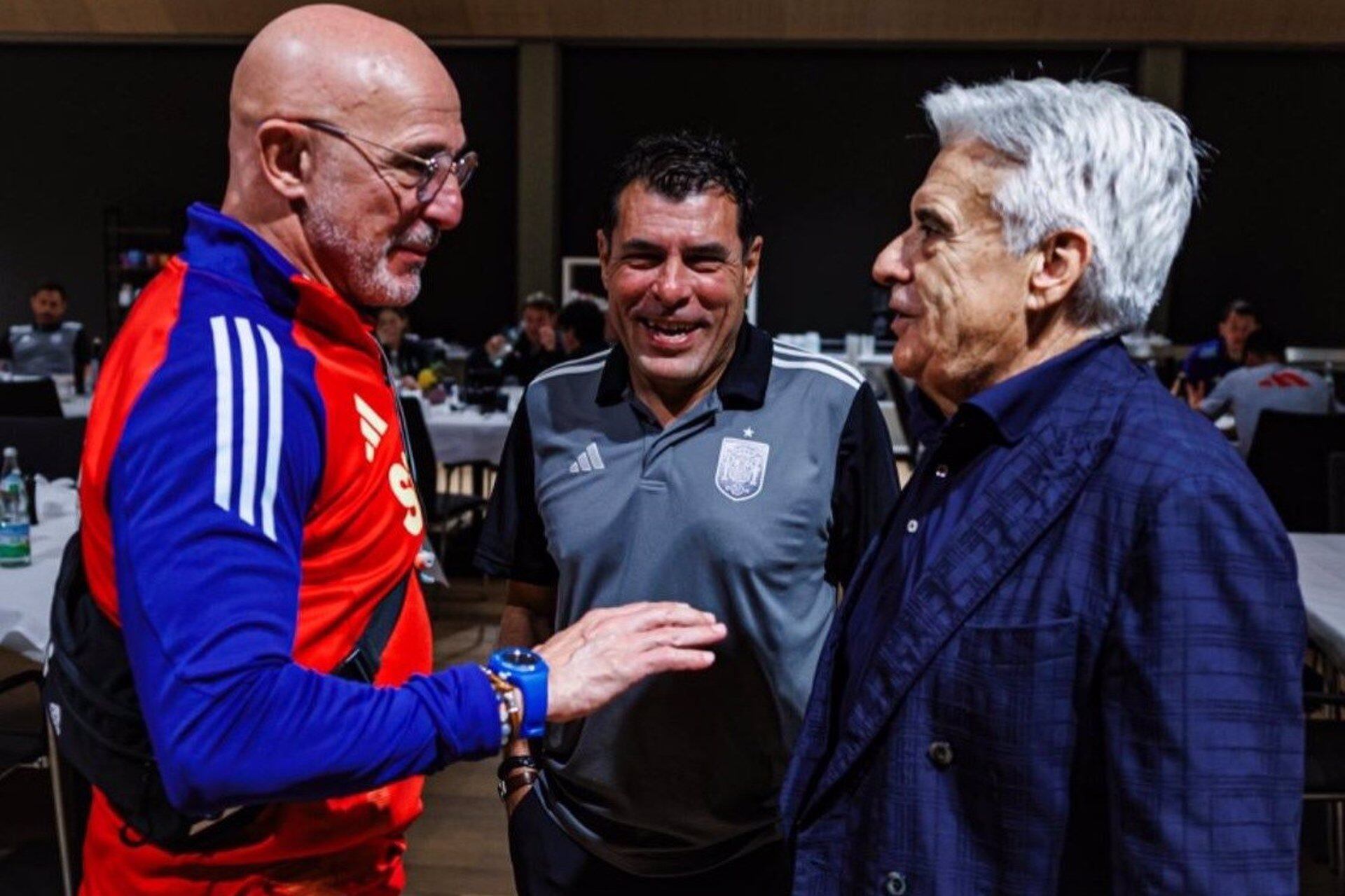 Luis de la Fuente y Pedro Rocha, en la concentración de la selección española en Alemania. (Europa Press)