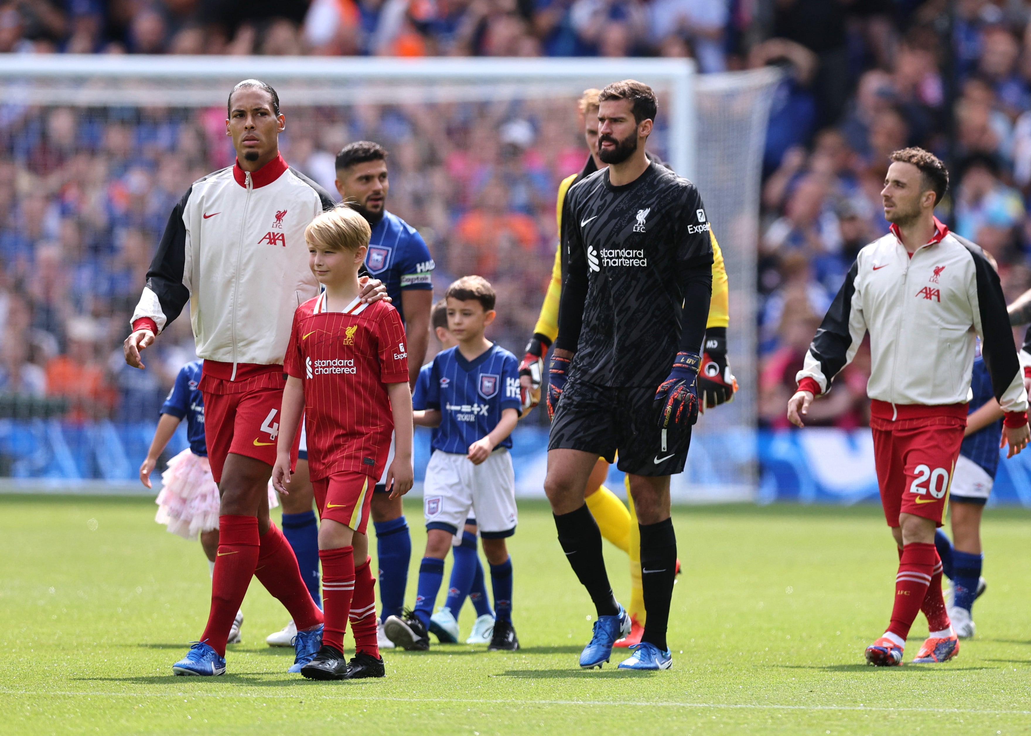 Alisson Becker se hace presente en el partido tras una pelota quieta del conjunto local- crédito David Klein/REUTERS 