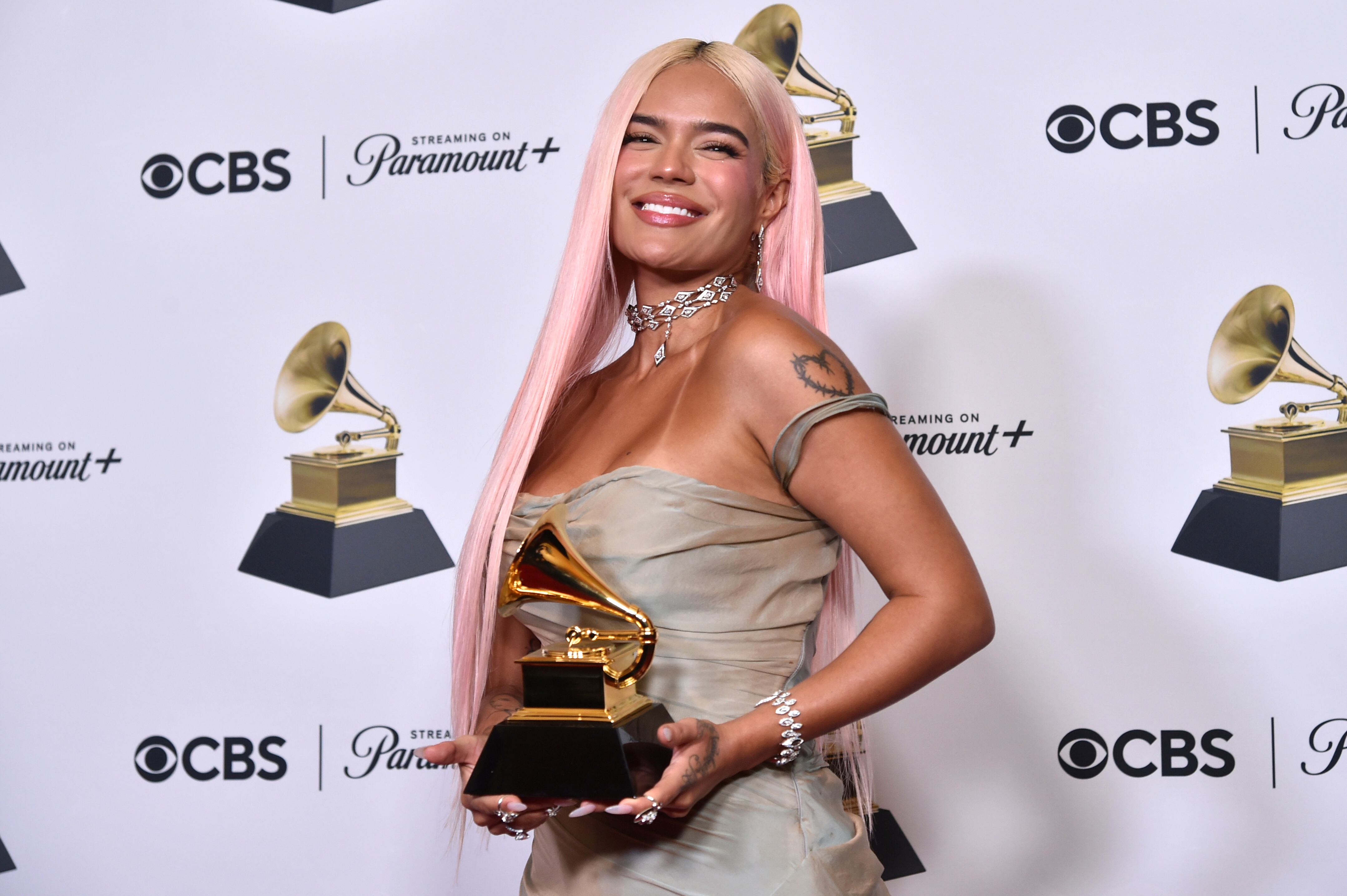 Karol G se llevó el premio al mejor álbum de música urbana por "Mañana será bonito" en la 66a entrega anual de los Grammy - crédito Richard Shotwell/Invision/AP