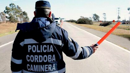 Un policía fue atropellado cuando intentó controlar un auto en Córdoba