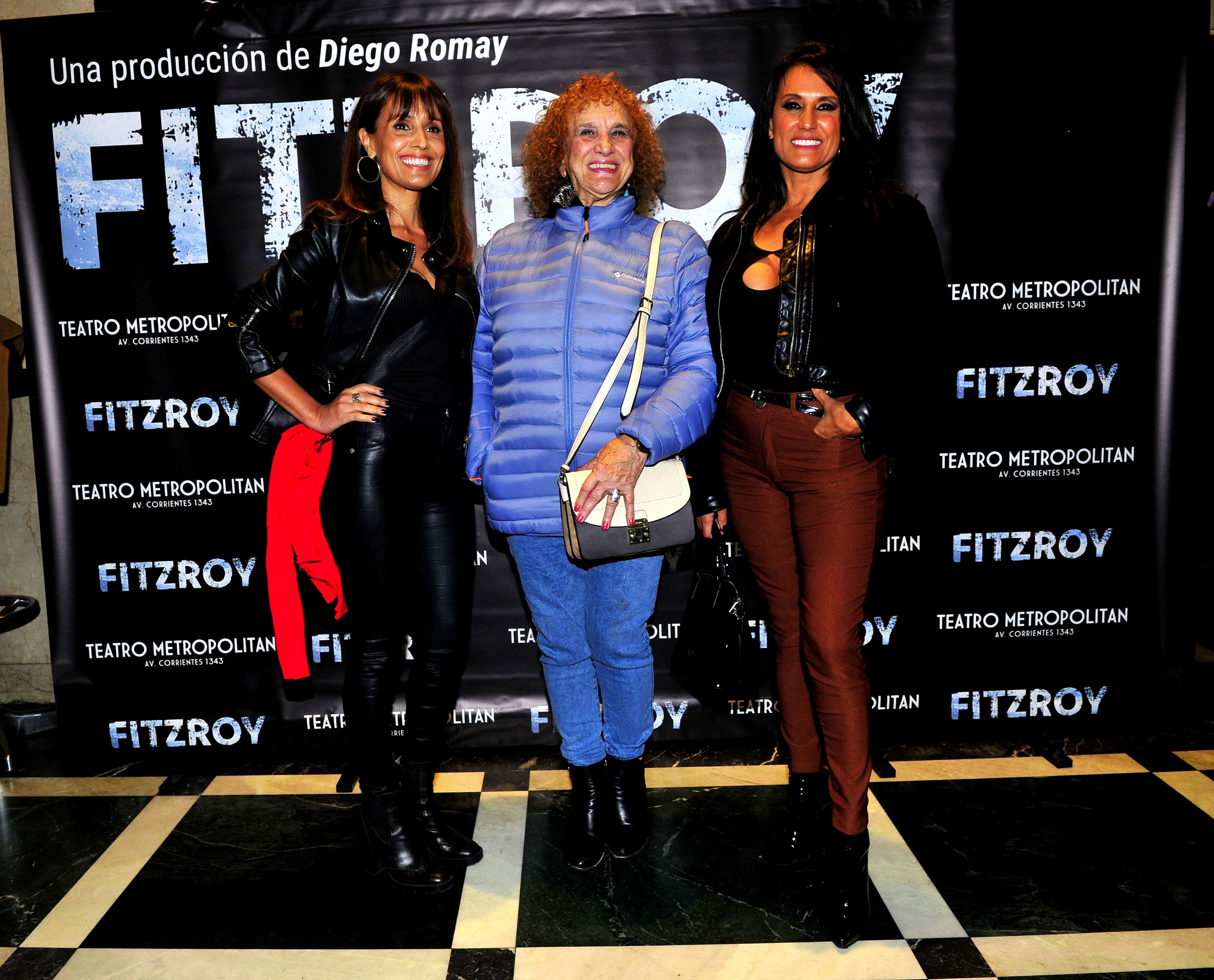 Juana Maria Graciani junto a Betina y Nancy Duré en la entrada del Teatro Metropolitan