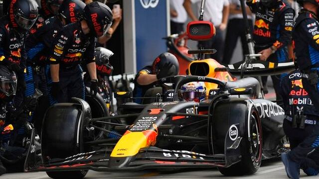 El piloto de Red Bull Max Verstappen durante una parada en los pit, en el Gran Premio de Monza de Fórmula Uno, Autodromo Nazionale Monza, Monza, Italia (Massimo Pinca/Pool vía REUTERS)