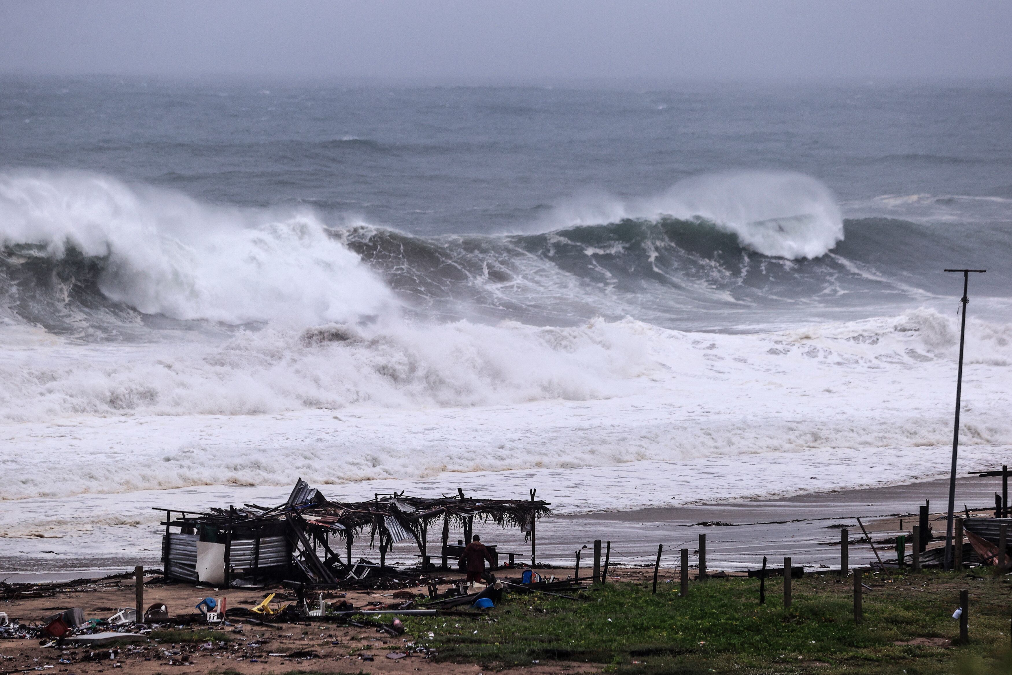 Fotografía que muestra la lluvia y el fuerte oleaje por el paso del huracán 'John', ayer miércoles, en el balneario de Acapulco, en el estado de Guerrero (México). EFE/ David Guzmán.
