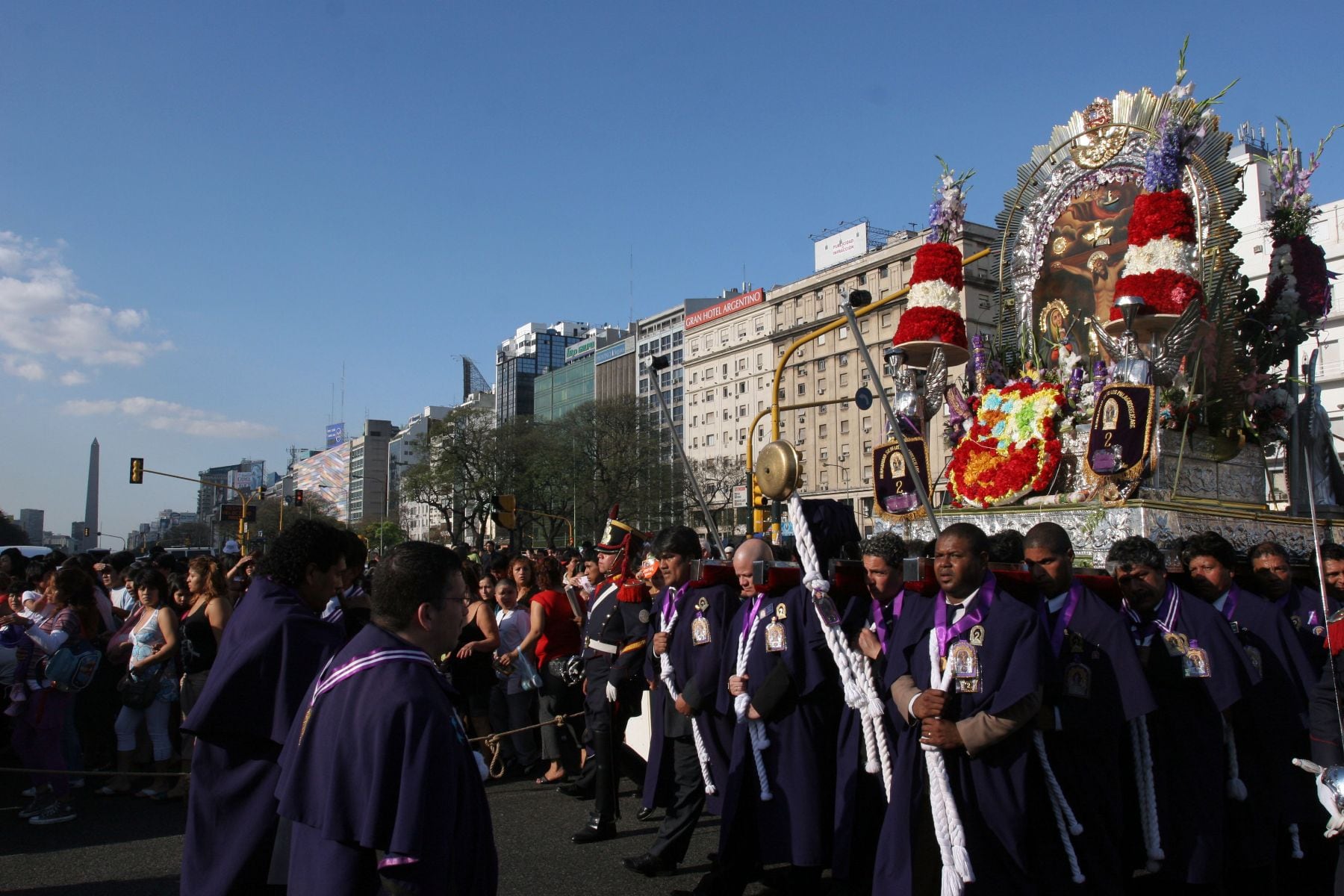 En Buenos Aires, Argentina, la procesión del Señor de los Milagros se ha convertido en un evento anual para la comunidad peruana. Iniciada en 1988, esta tradición ha crecido con el tiempo, congregando a más participantes cada año. Créditos: Andina