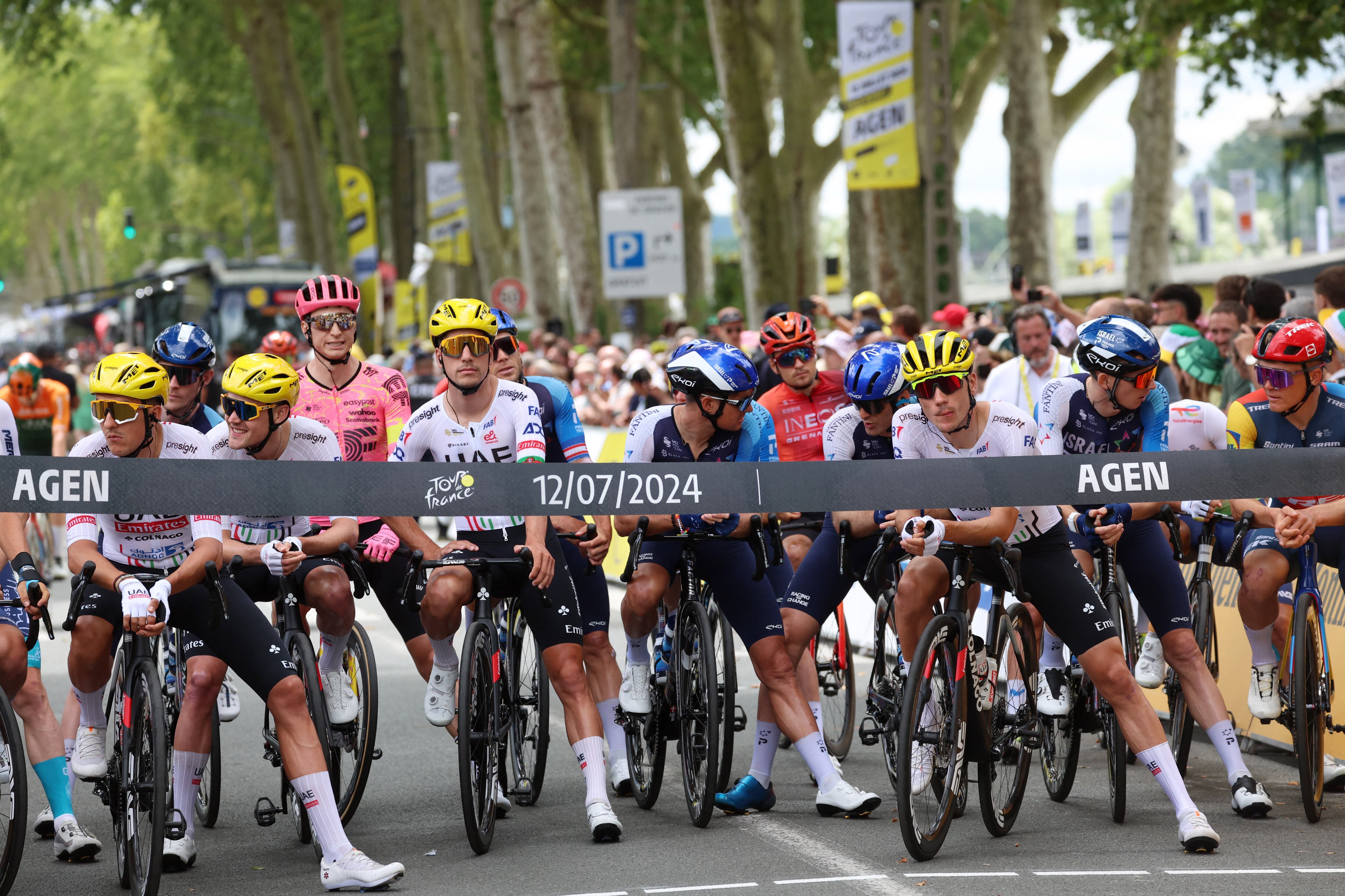 Los ciclistas esperando el punto de partida de la etapa 13 del Tour de Francia crédito - Molly Darlington / REUTERS