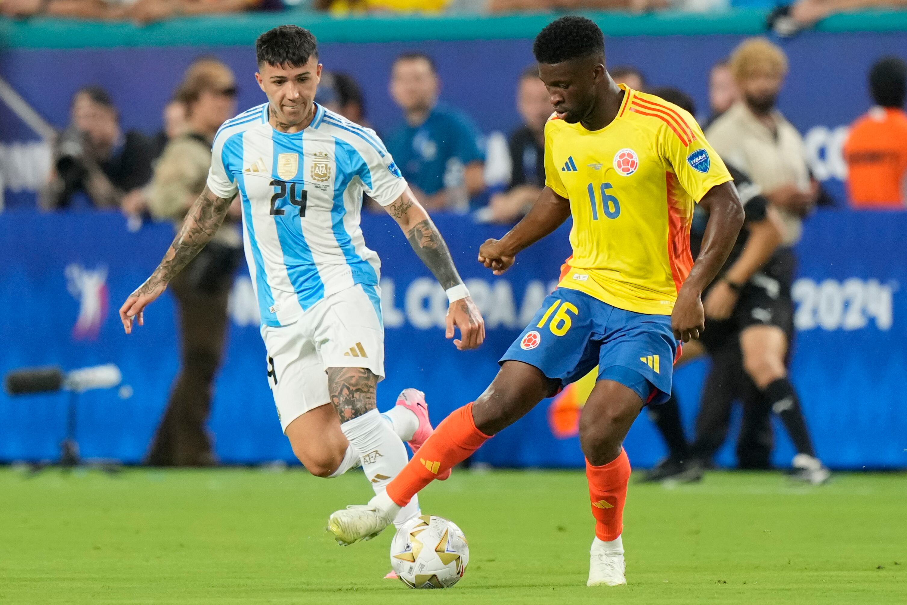 Enzo Fernández, de la selección de Argentina, marca a Jefferson Lerma, de Colombia, durante la final de la Copa América, el domingo 14 de julio de 2024, en Miami Gardens, Florida (AP Foto/Wilfredo Lee)