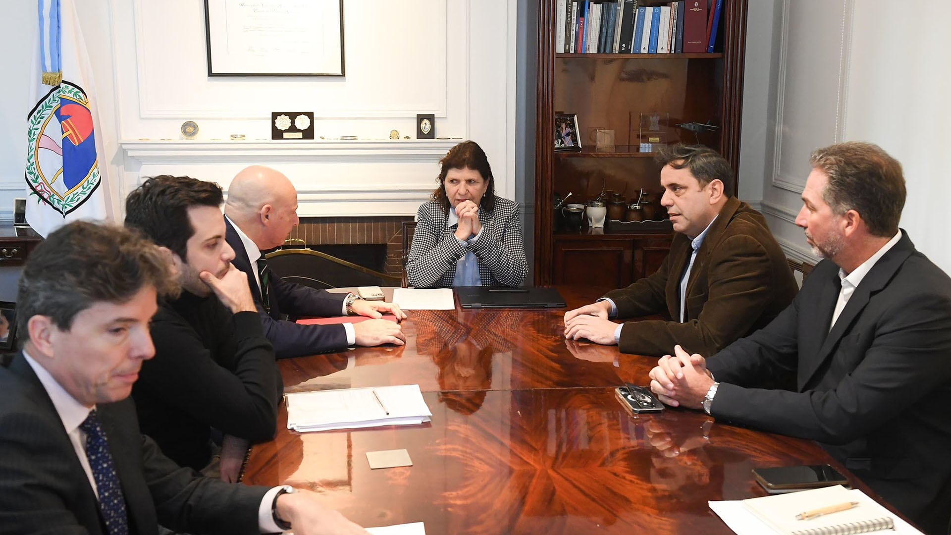 Patricia Bullrich con Lisandro Catalán, Sebastián Seoane y Leopoldo Sahores portada