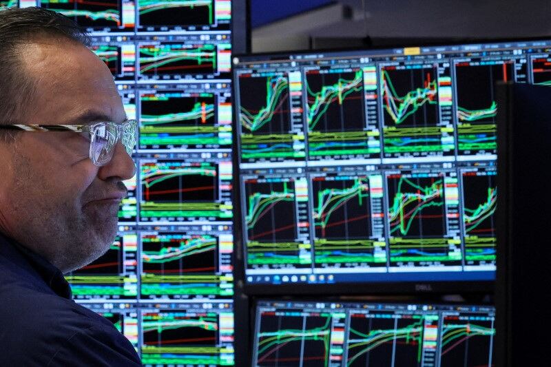 FOTO DE ARCHIVO: Un operador especializado trabaja en su puesto en el parqué de la Bolsa de Nueva York (NYSE) en Nueva York, Estados Unidos, el 3 de junio de 2024.  REUTERS/Brendan McDermid/Archivo