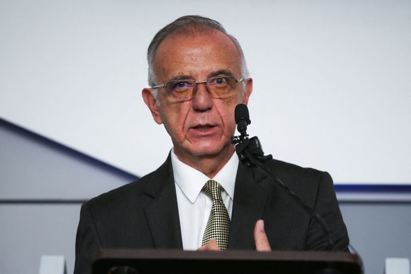 Iván Velásquez, ministro de Defensa, envió un fuerte mensaje al bloque Jorge Briceño Suárez de las disidencias de las Farc - crédito Luisa González/REUTERS