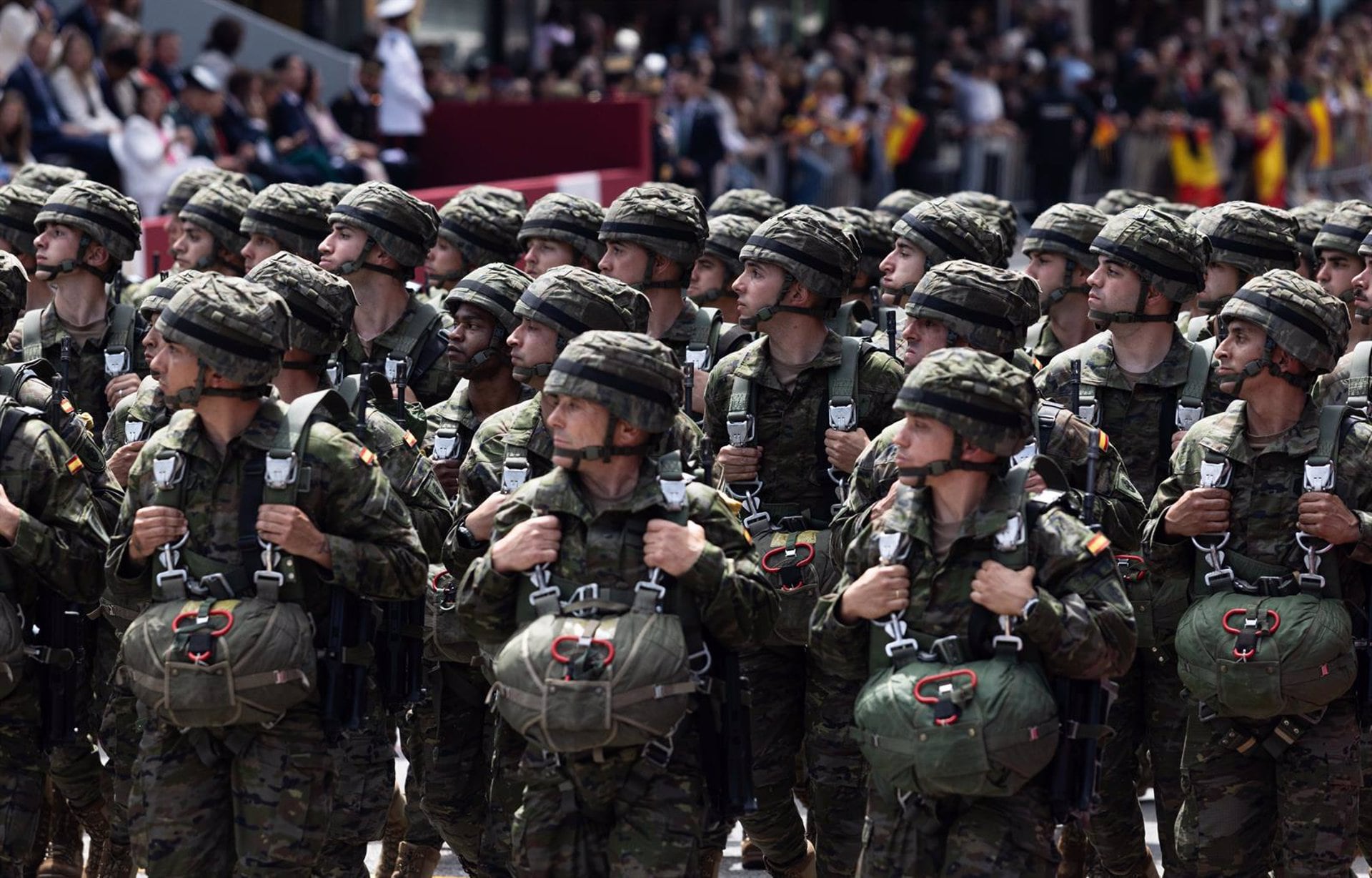 Varios militares desfilan durante el desfile militar con motivo del día de las Fuerzas Armadas (Imanol Rimada/Europa Press)
