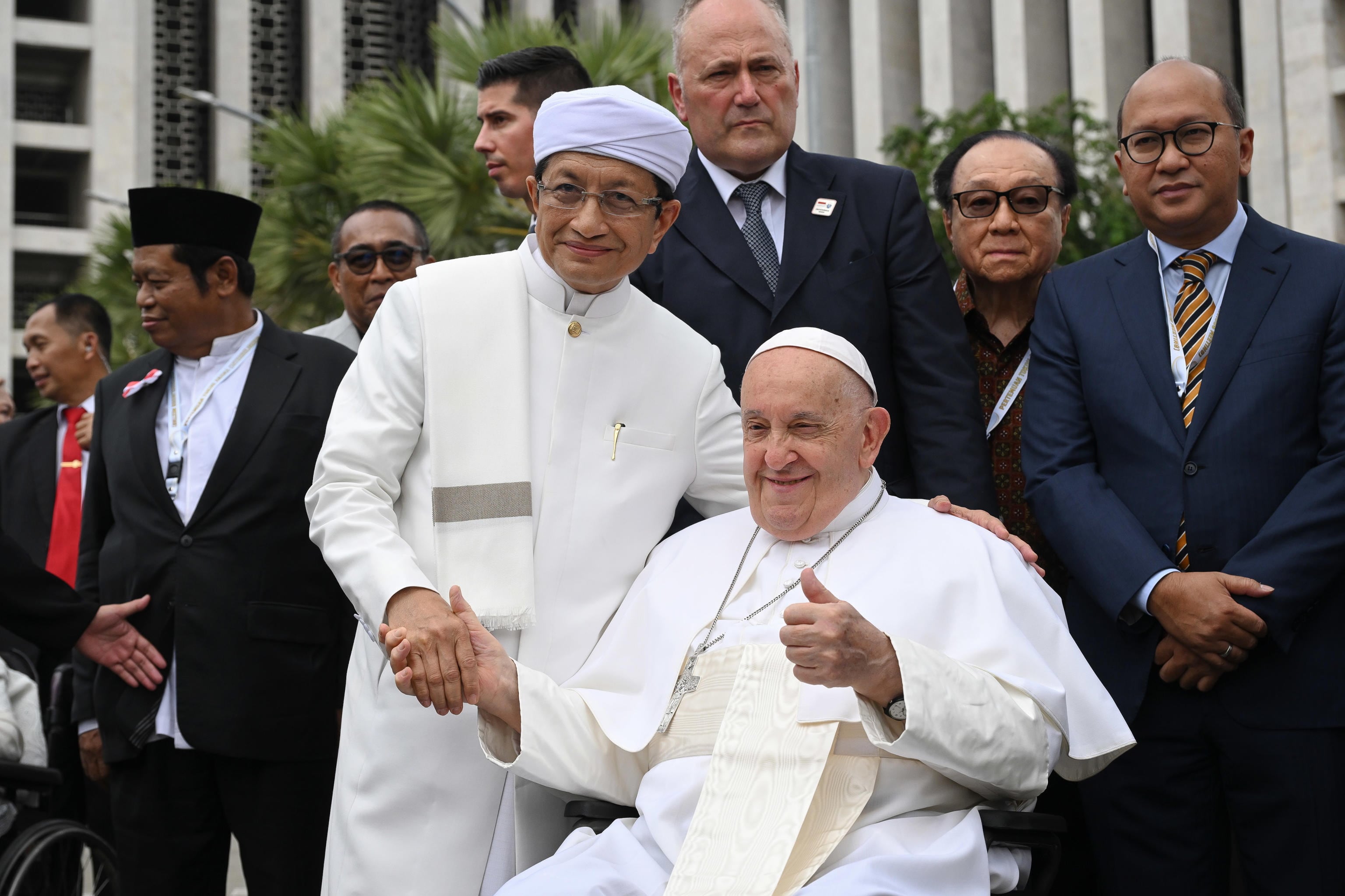 El papa Francisco encabezó una misa ante miles de fieles en Papúa Nueva Guinea y aseguró que “Dios supera las distancias”