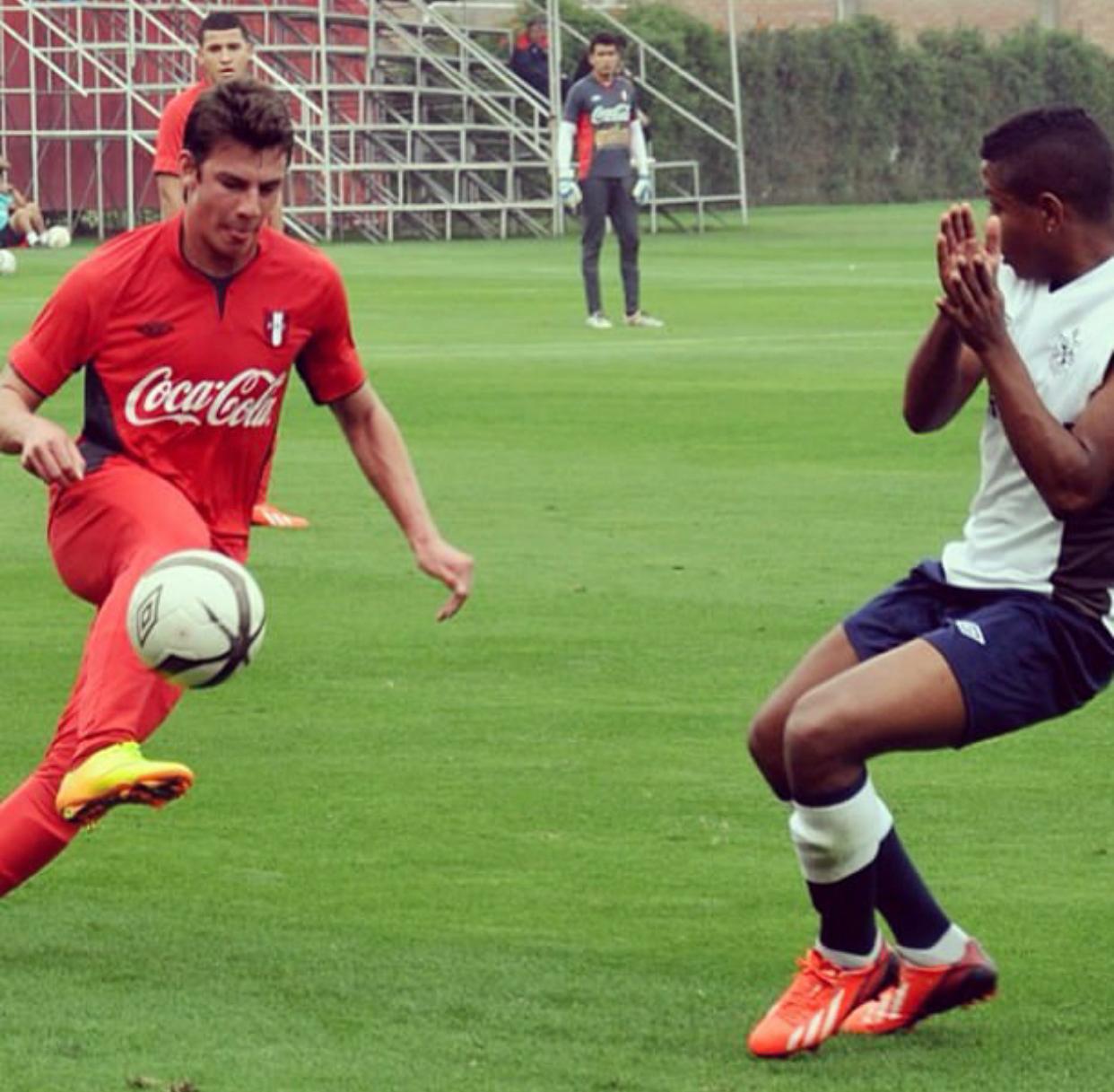 Juan Diego Li en un partido de práctica de la selección peruana de menores. - créditos: Juan Diego Li