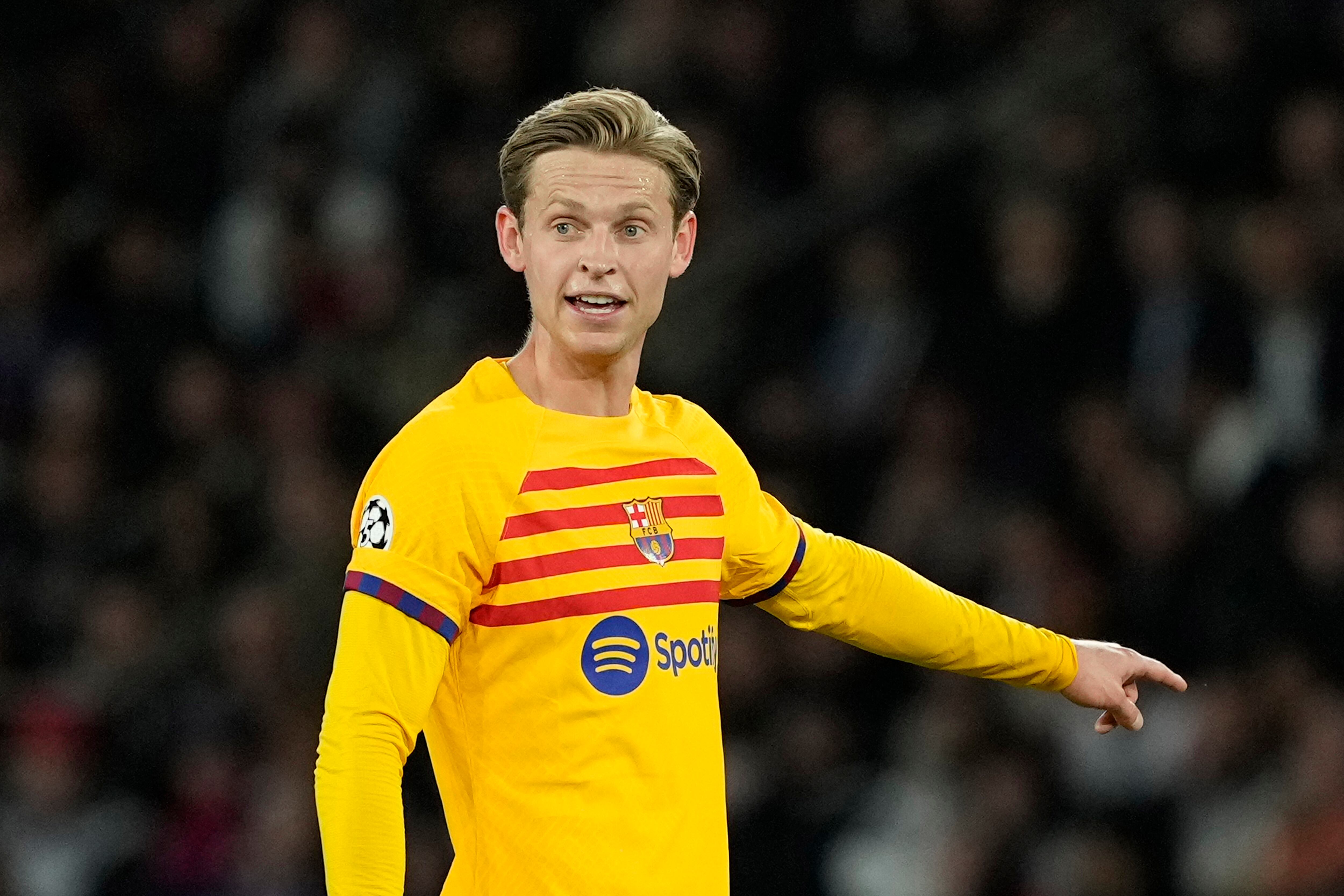 De Jong suena como uno de los posibles futbolistas que se vería obligado a vender Barcelona (AP)