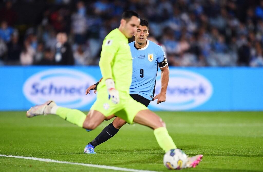 Luis Suárez presiona al arquero Roberto Fernández en el partido Uruguay-Paraguay por las Eliminatorias 2024 (DANTE FERNANDEZ / AFP)