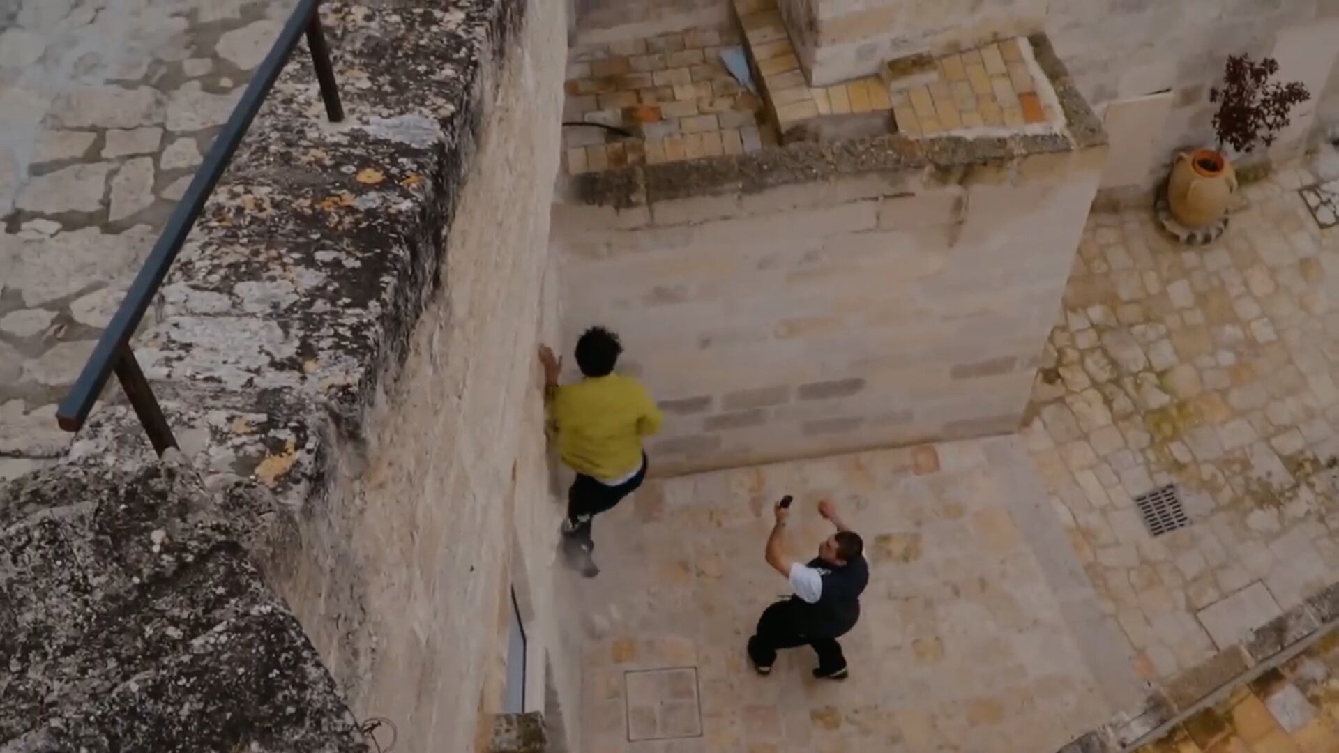 Un grupo de parkour daña un monumento histórico italiano