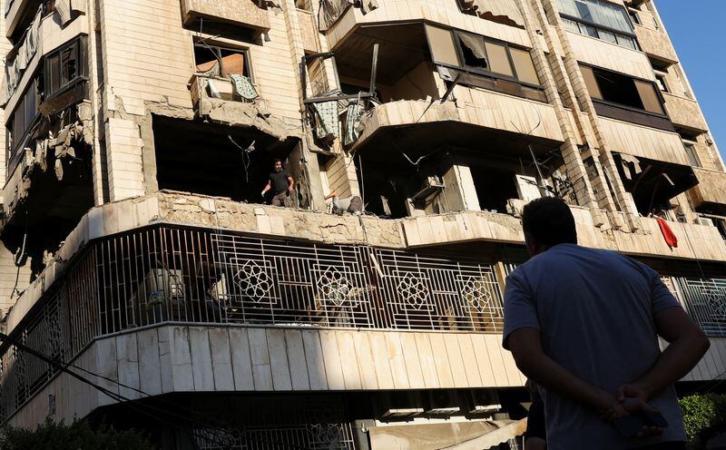 Un hombre observa un edificio dañado en el lugar de un ataque israelí contra el barrio de Bachoura, en el centro de Beirut (REUTERS/Emilie Madi)