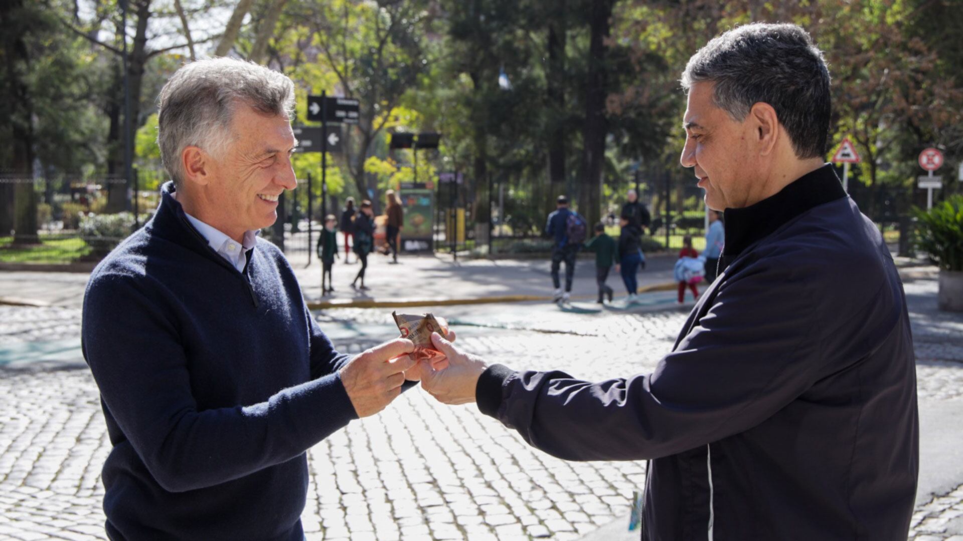 mauricio-y-jorge-macri-en-campaña-por-CABA-belgrano