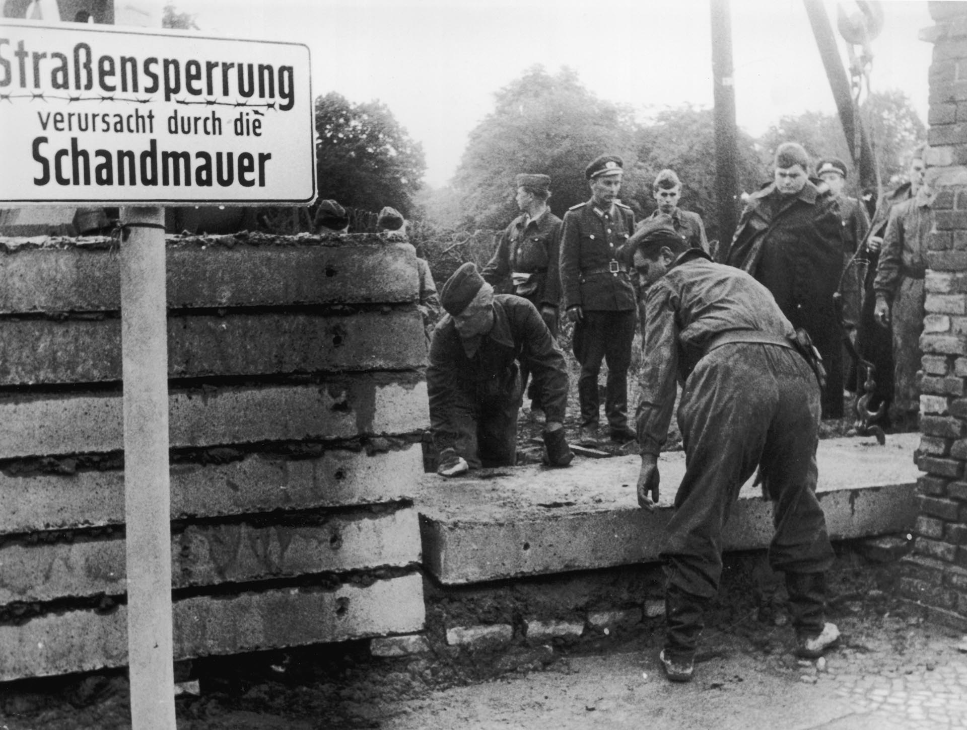 1961: la construcción del Muro de Berlín  (Photo by Keystone/Getty Images)