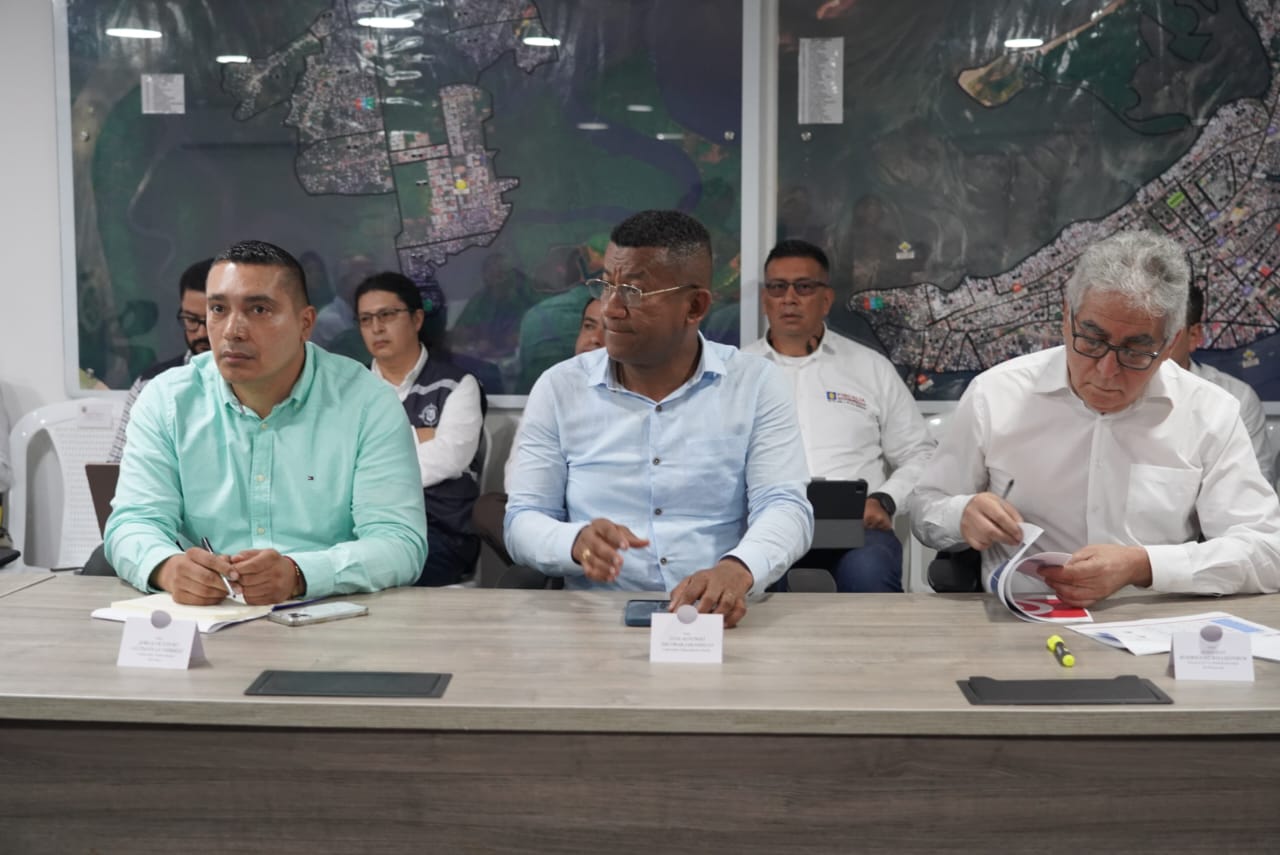 El gobernador de Nariño, Luis Alfonso Escobar, en el consejo de seguridad para ese departamento y el Cauca