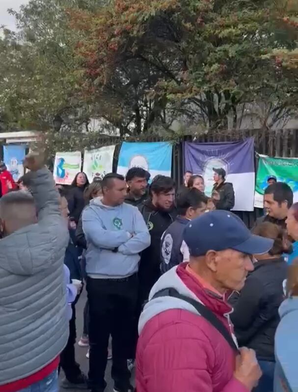 Los manifestantes se encuentran próximos al Concejo de Bogotá manifestando por varios puntos sobre el manejo de las basuras - crédito oficina de prensa concejal Leandro Castellanos