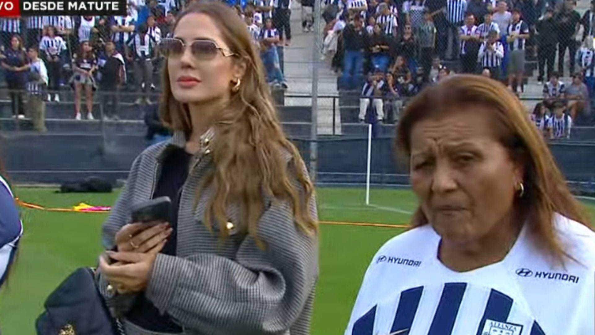 Ana Paula Consorte y Doña Peta posaron juntas junto a Paolo Guerrero en su presentación en Alianza Lima. (Latina)