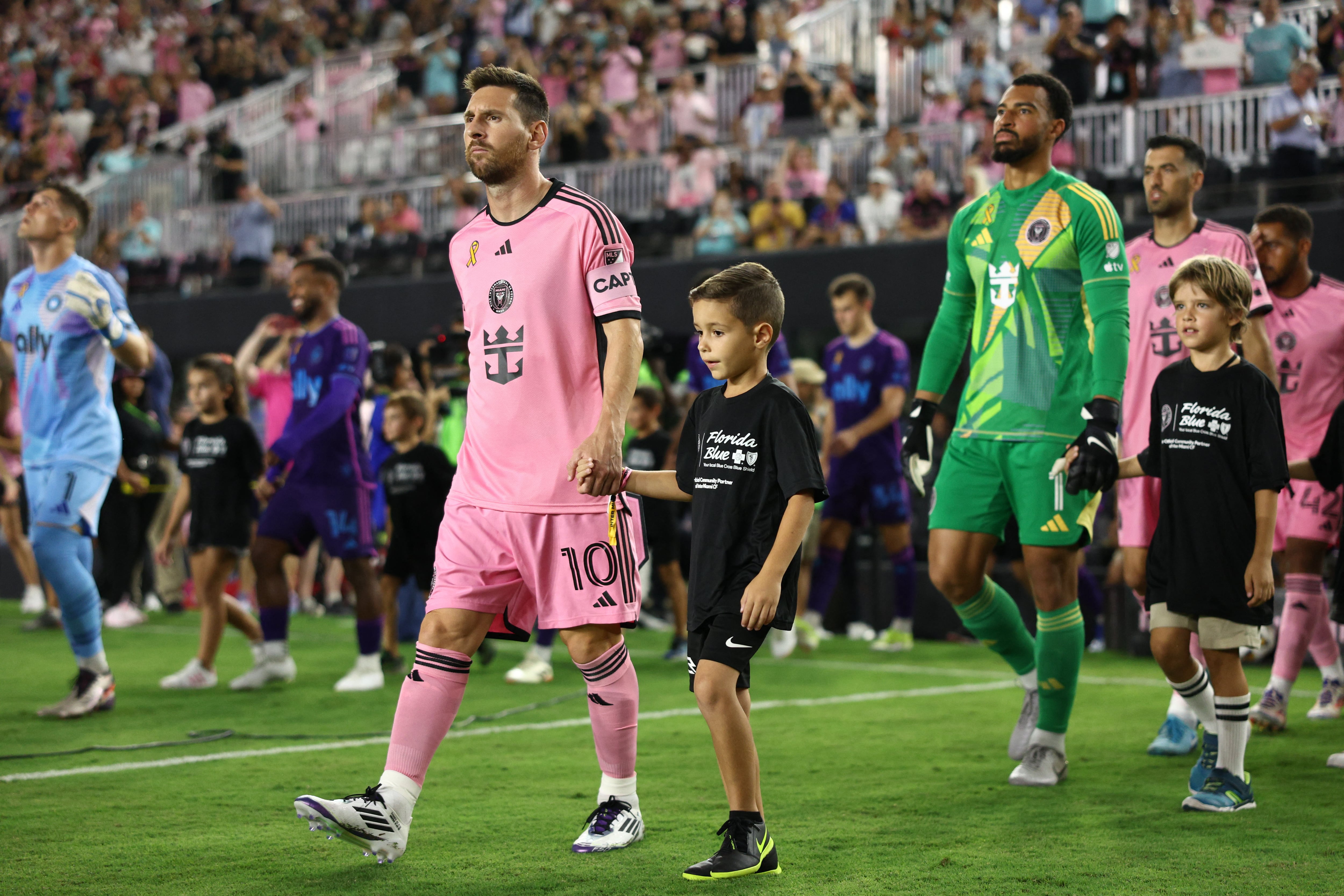 Lionel Messi sale al campo de juego con Inter Miami para el choque ante Charlotte FC  (Nathan Ray Seebeck-Imagn Images)