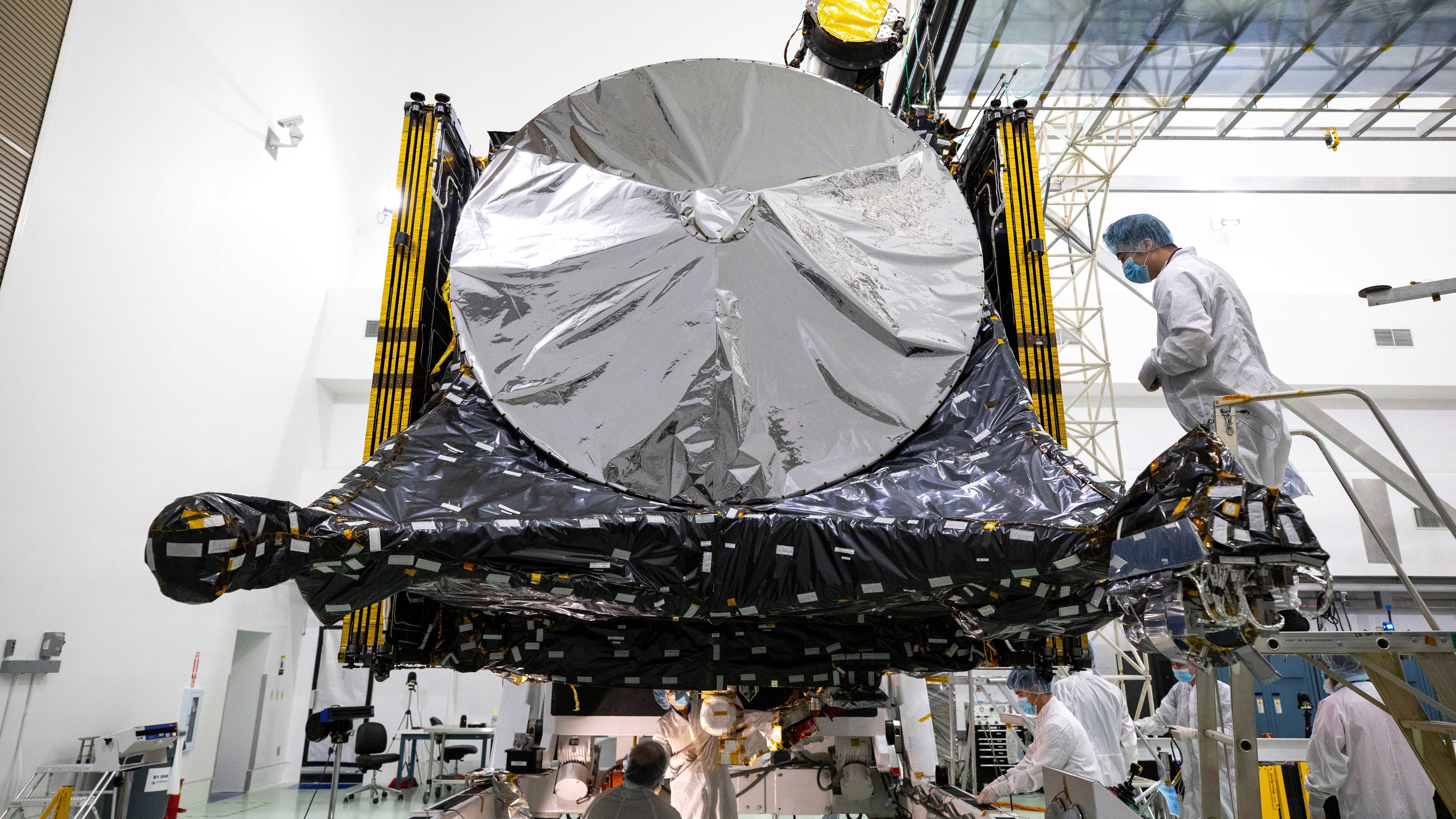 Miembros del equipo de la misión Psyche mientras preparan la nave espacial en una instalación cerca del Centro Espacial Kennedy de la NASA, en Florida. (EFE/Kim Shiflett/NASA) 