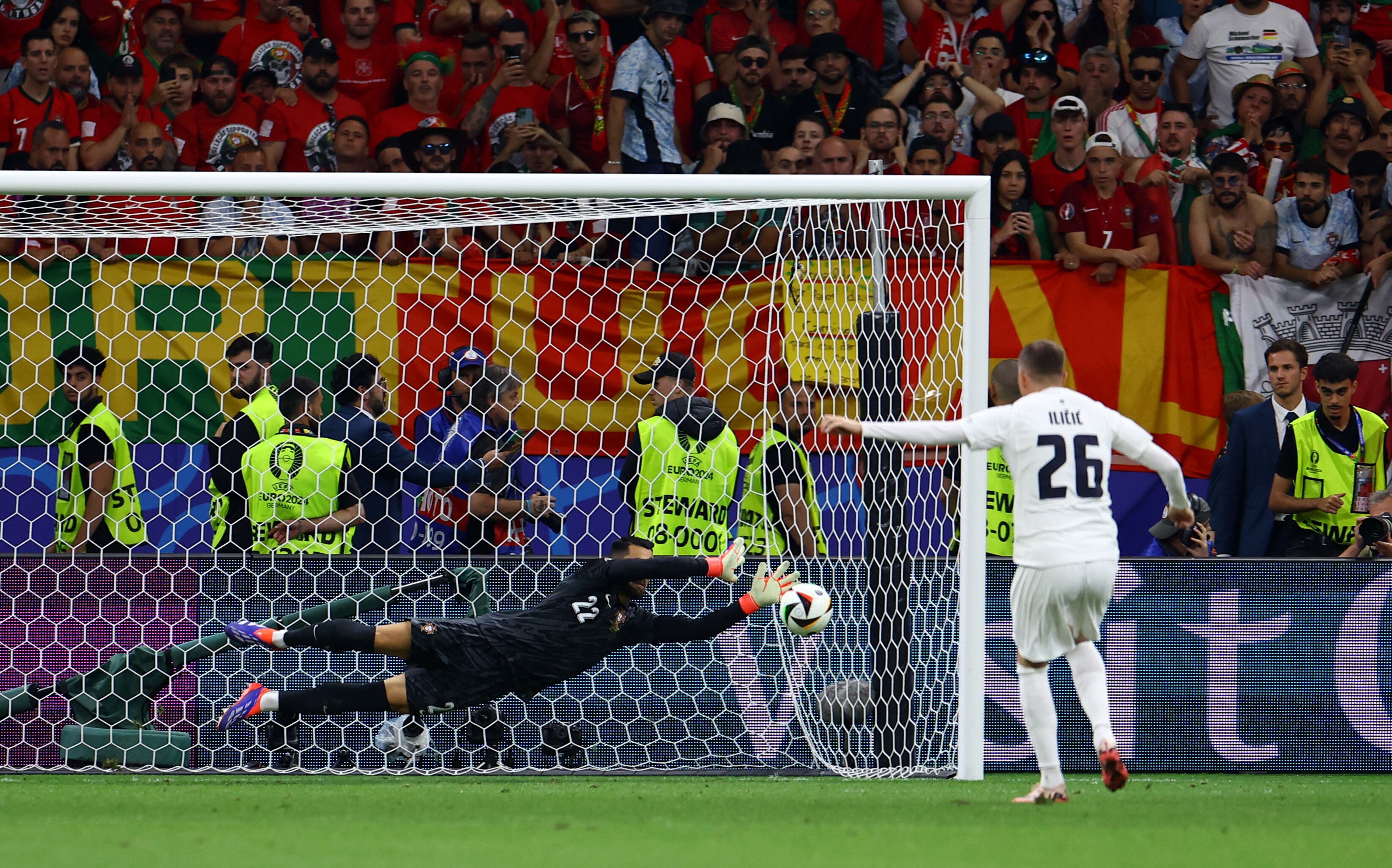 El portero de Portugal, Diogo Costa para un penalti a un jugador de Eslovaquia (REUTERS/Lee Smith)