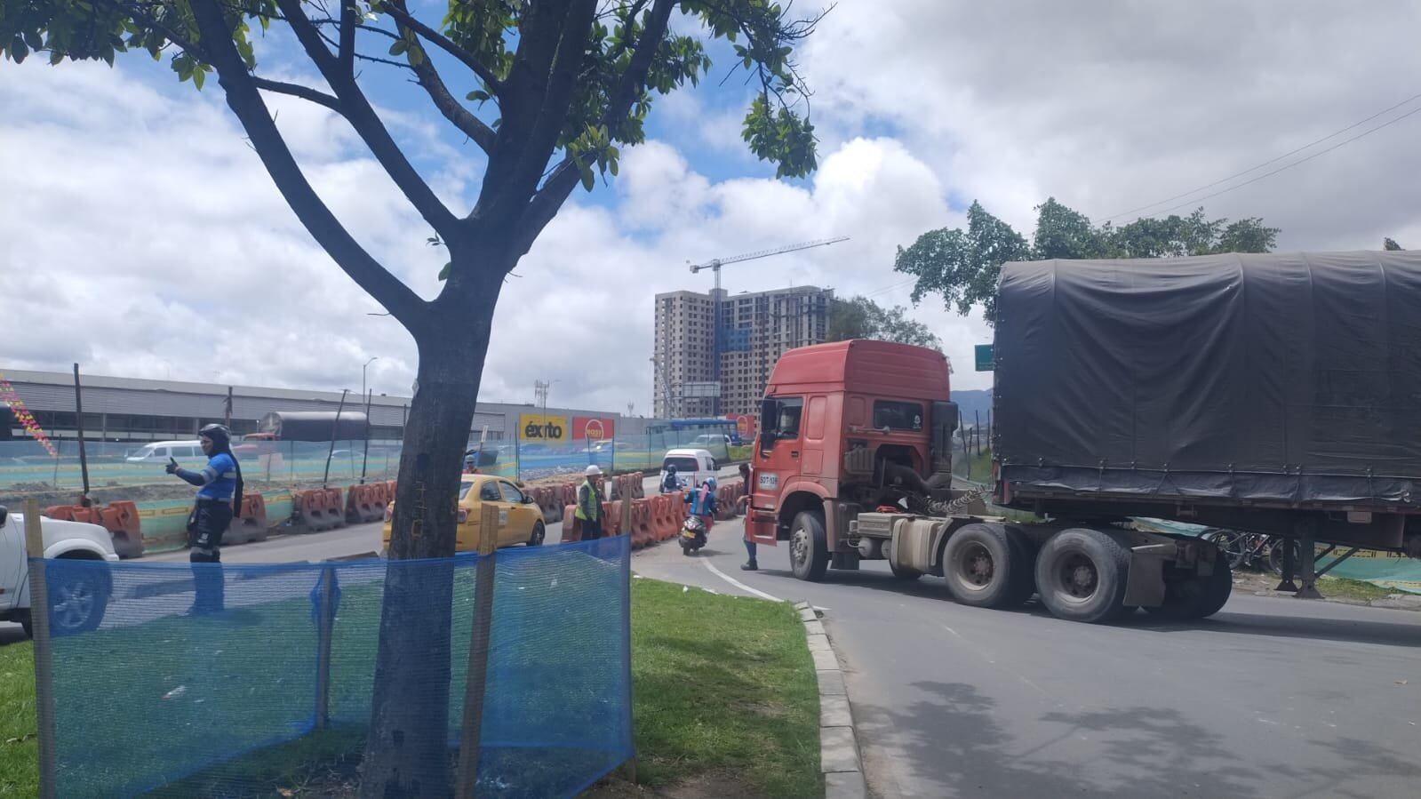 Unidades de tránsito trabajan en la zona para remover el vehículo y retomar el paso vehicular - crédito @BogotaTransito/X