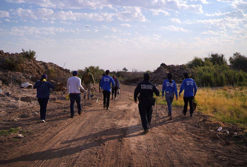 Autoridades locales y personal forense trabajan en la zona donde fue encontrado el cuerpo de Paola Bañuelos. (Foto: Reuters)