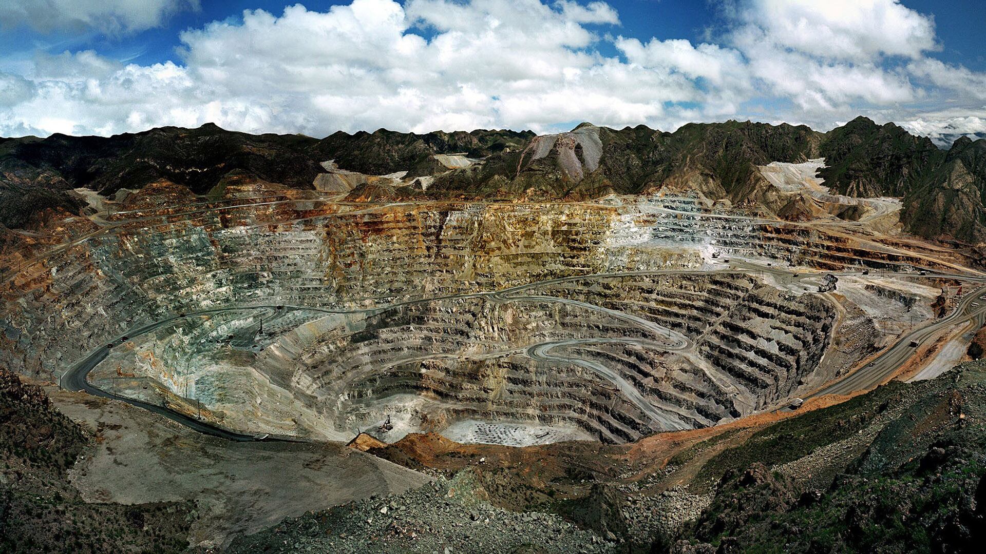 Mina Bajo de la Alumbrera es un yacimiento de cobre y oro en Catamarca, uno de los emprendimientos mineros a cielo abierto más importantes del mundo