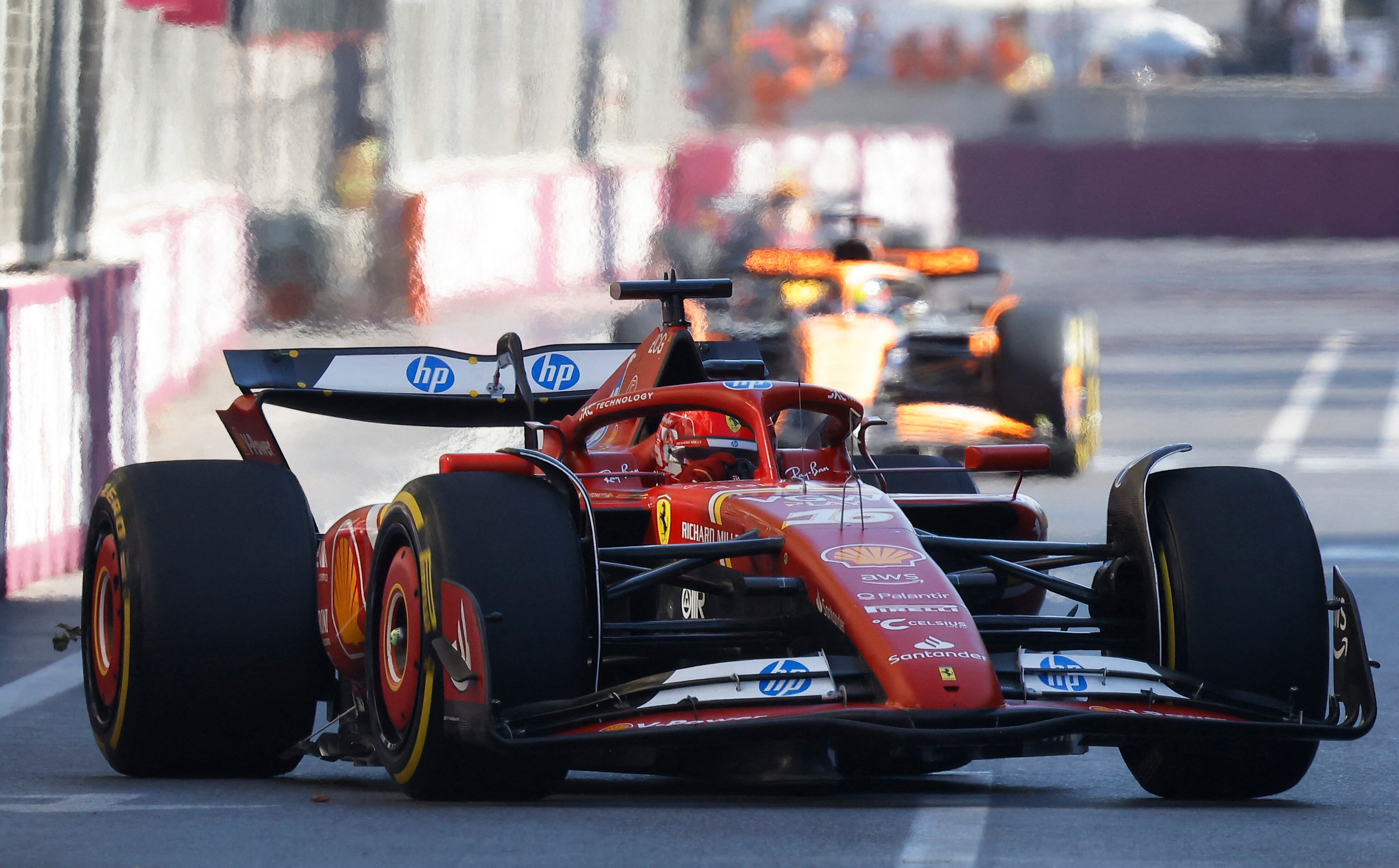 Charles Leclerc es el líder del GP de Azerbaiyán tras las primeras 15 vueltas (REUTERS/Maxim Shemetov)