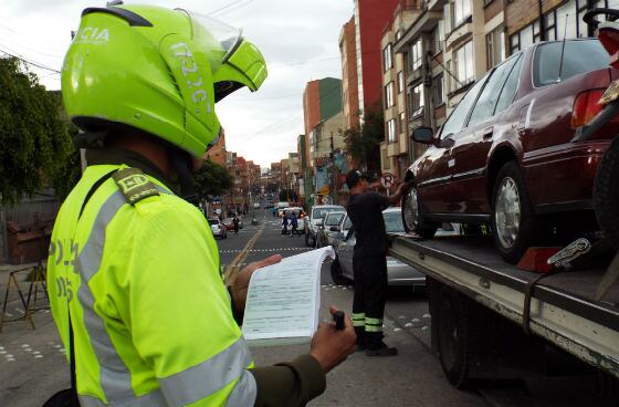 La normativa colombiana es clara: los autos mal estacionados serán removidos y sus dueños multados - crédito Secretaría de Movilidad Bogotá