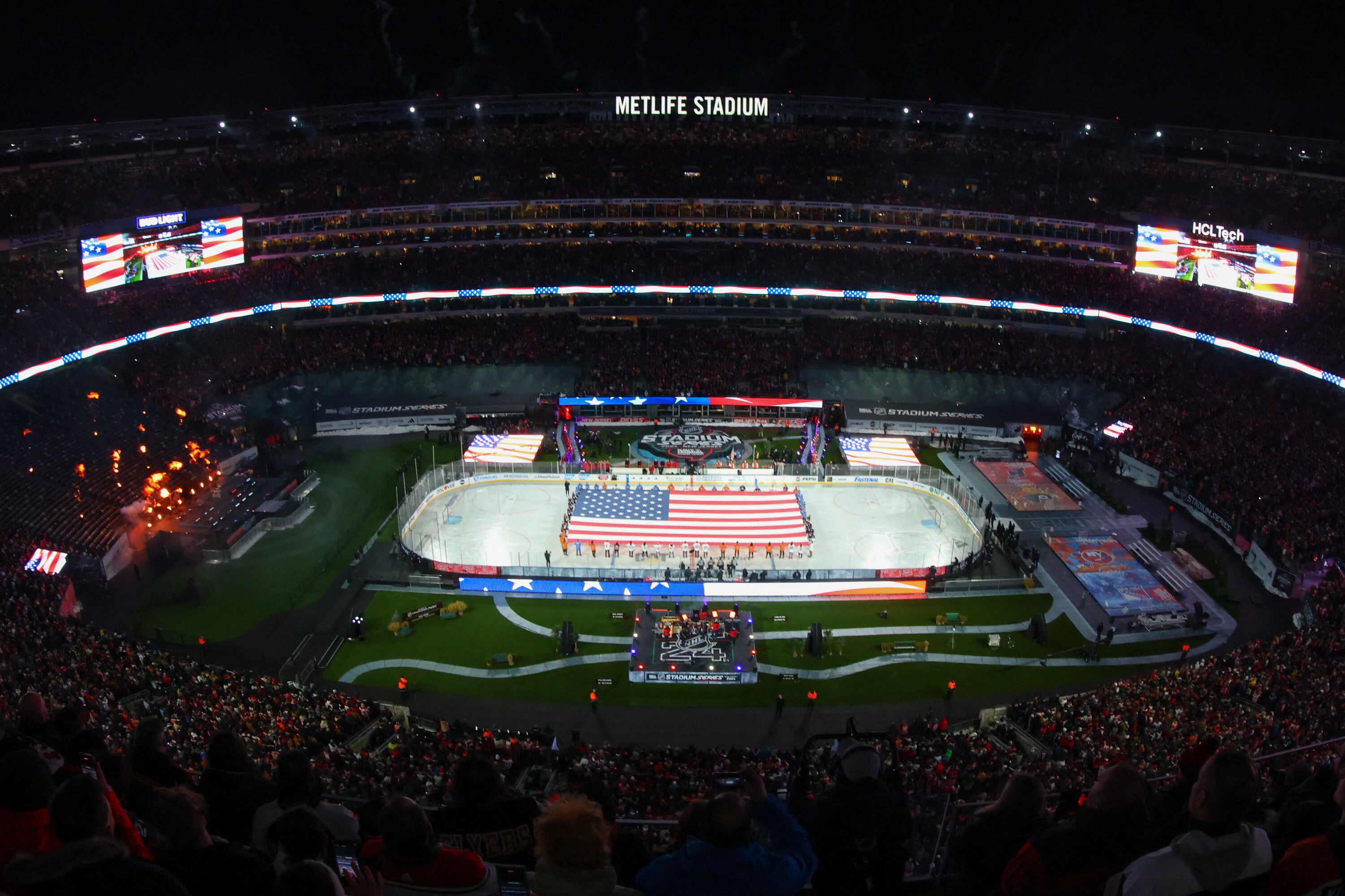 Philadelphia Flyers at MetLife Stadium  82 mil espectadores y un total de 218 palcos de lujo. Mandatory Credit: Ed Mulholland-USA TODAY Sports