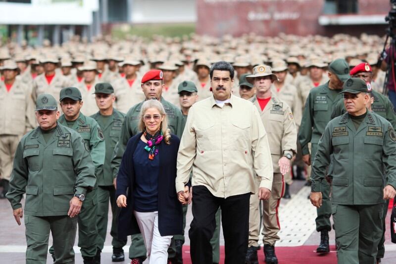 Nicolás Maduro, camina con su esposa, Cilia Flores; el ministro de la Defensa, Vladimir Padrino López, y el jefe del Comando Estratégico Operacional de la Fuerza Armada, Remigio Ceballos, durante una ceremonia militar en Caracas, Venezuela Julio 27, 2019.